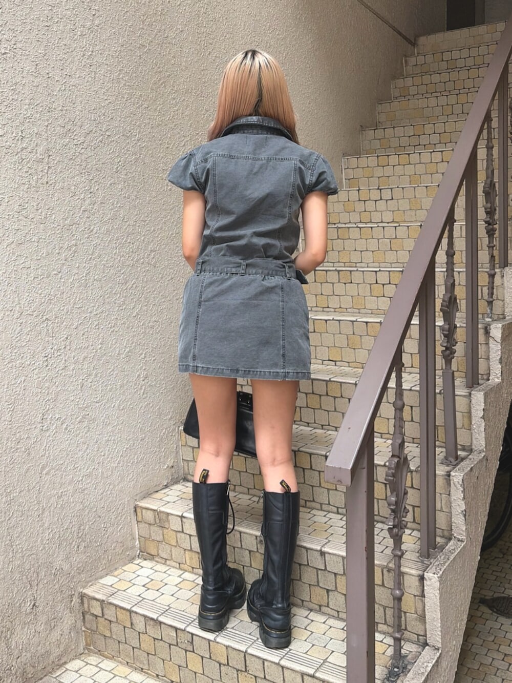 ブラック系のハンドバッグ、ブラック系のワンピースを着用したレディースの夏コーディネートの3枚目の写真