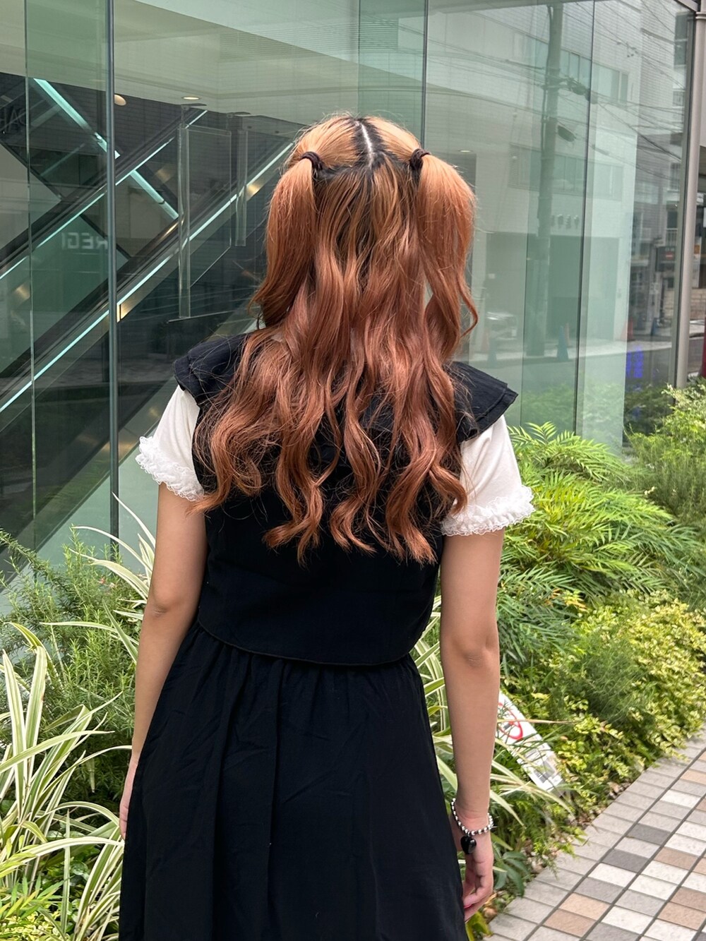 ブラック系のシャツ/ブラウス、ブラック系のスカート、ブラック系のバレエシューズを着用したレディースの春コーディネートの5枚目の写真