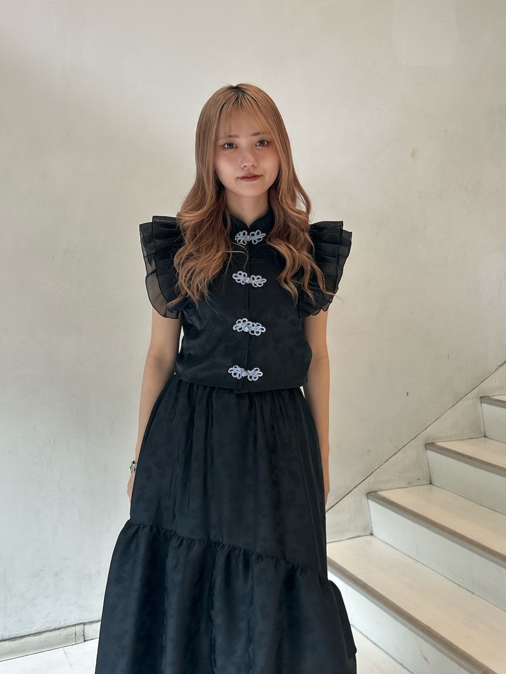 ブラック系のシャツ/ブラウス、ブラック系のスカート、シルバー系のブレスレットを着用したレディースの春コーディネートの4枚目の写真