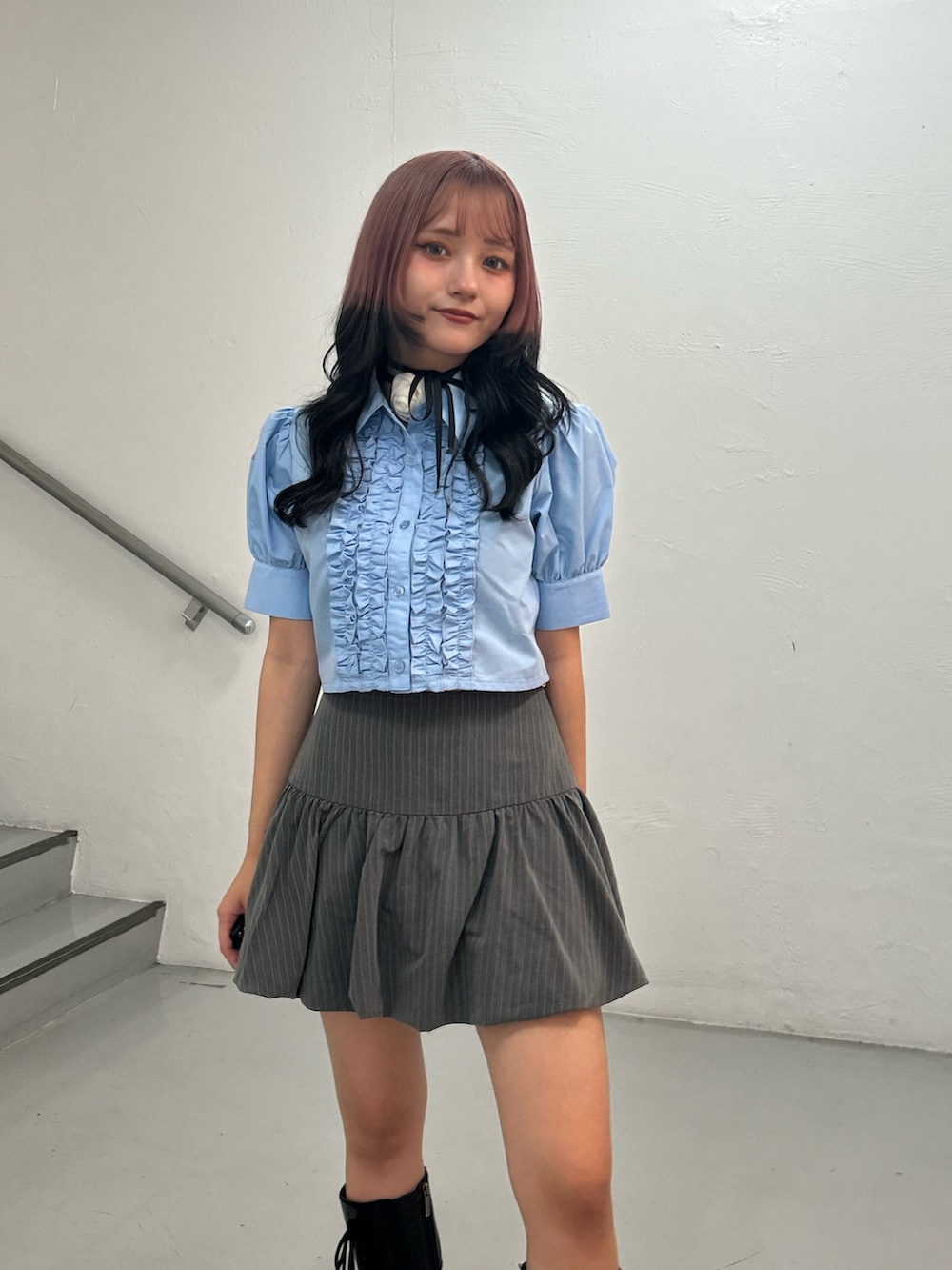 ブルー系のシャツ/ブラウス、グレー系のスカート、ホワイト系のチョーカーを着用したレディースの夏コーディネートの4枚目の写真