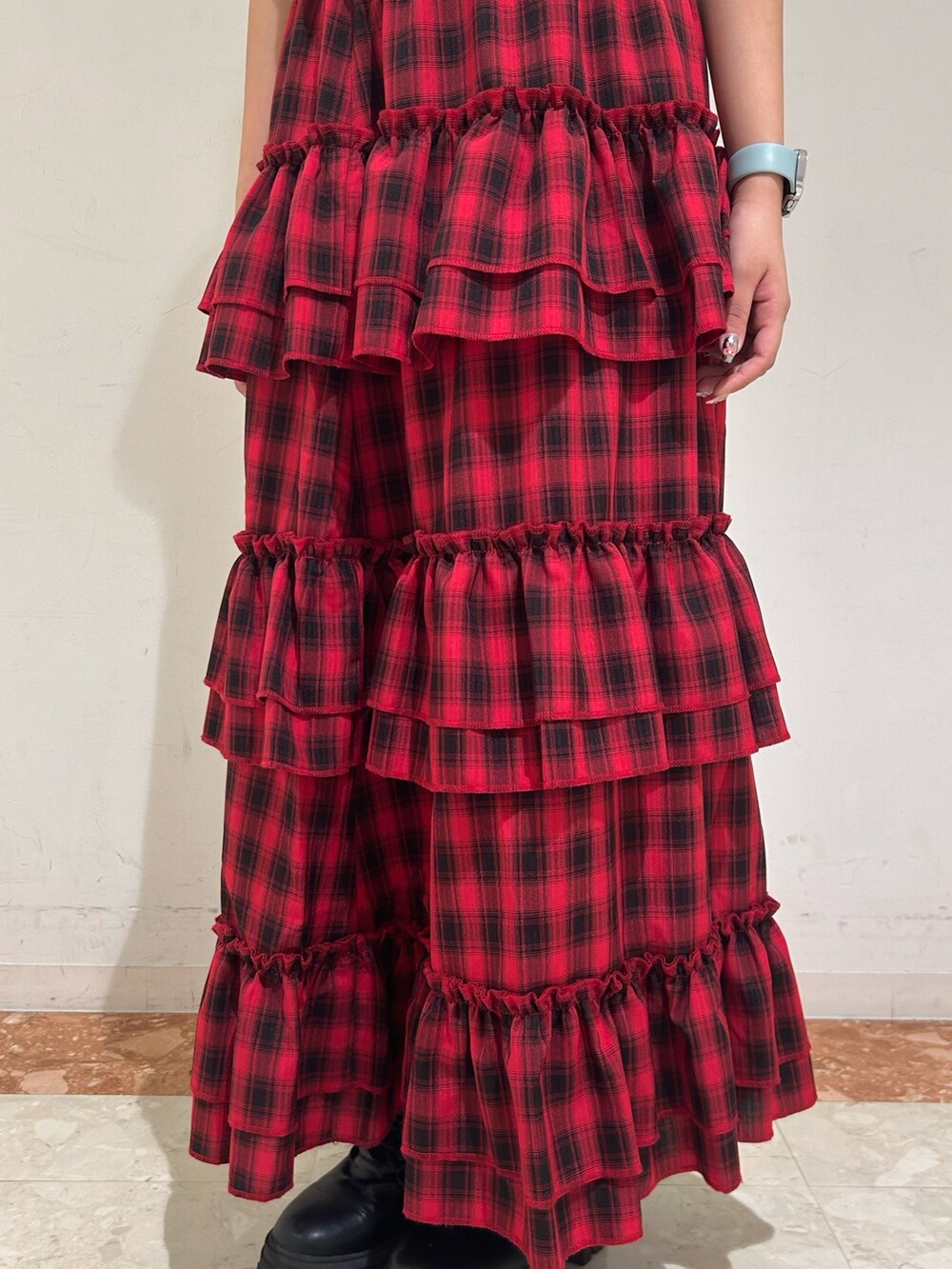 ホワイト系のシャツ/ブラウス、レッド系のスカート、ゴールド系のネックレスを着用したレディースの春コーディネートの7枚目の写真