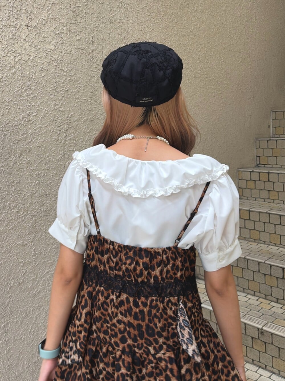 ホワイト系のシャツ/ブラウス、ブラウン系のワンピース、ブラック系のハンチング/ベレー帽を着用したレディースの夏コーディネートの6枚目の写真