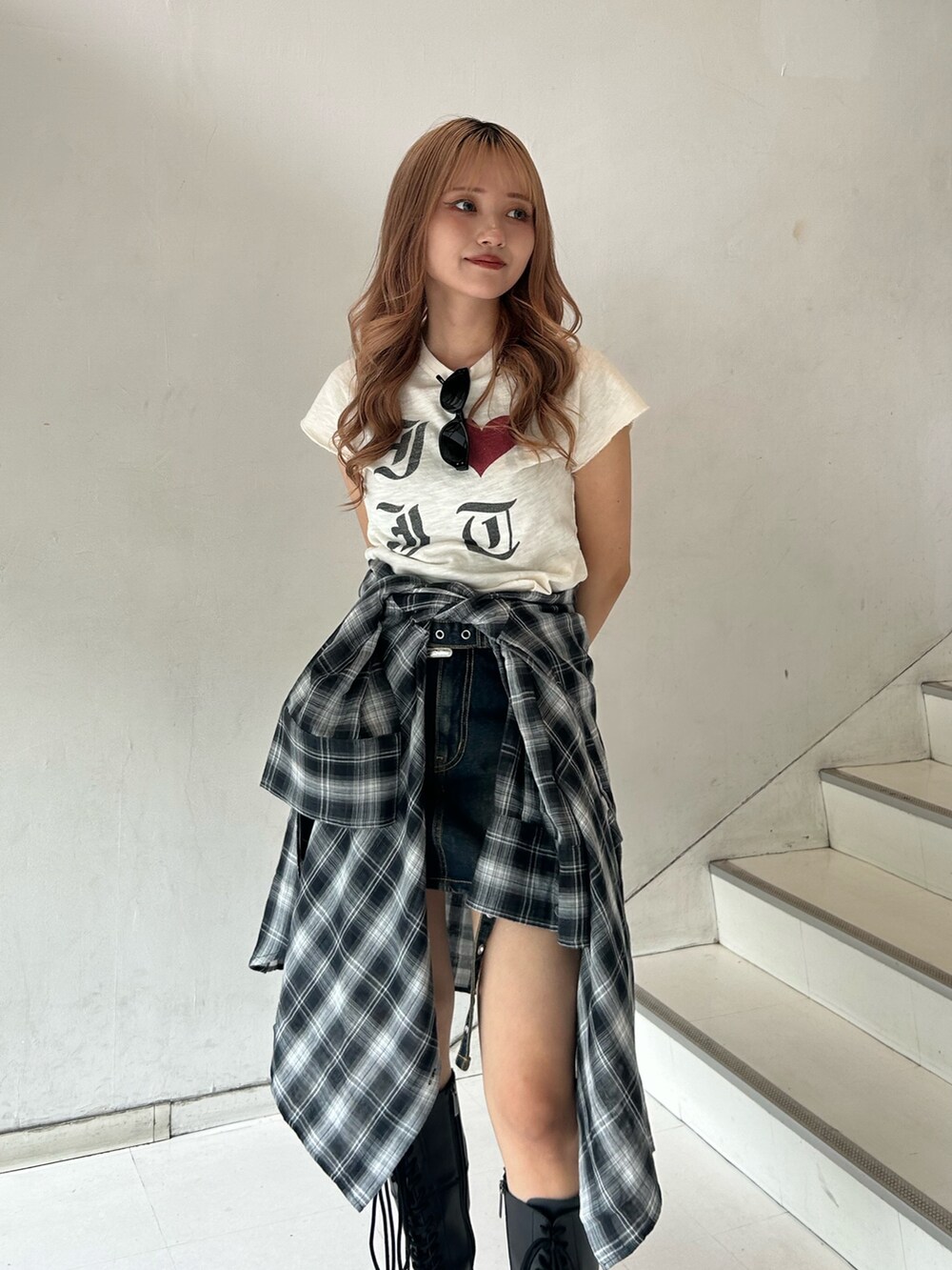 ホワイト系のTシャツ/カットソー、ブラック系のシャツ/ブラウス、ブルー系のスカートを着用したレディースの夏コーディネートの4枚目の写真