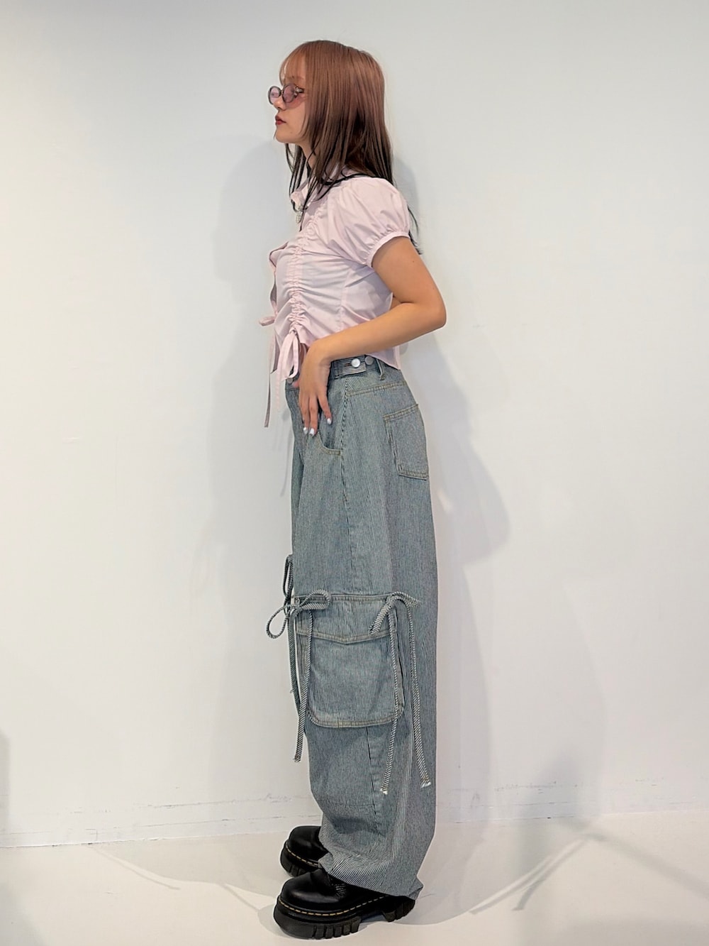 ピンク系のシャツ/ブラウス、ブルー系のデニムパンツを着用したレディースの春コーディネートの2枚目の写真