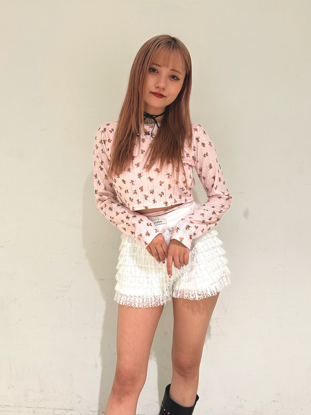 ピンク系のTシャツ/カットソー、ホワイト系のその他パンツ、ブラック系のブーツを着用したレディースの春コーディネートの4枚目の写真