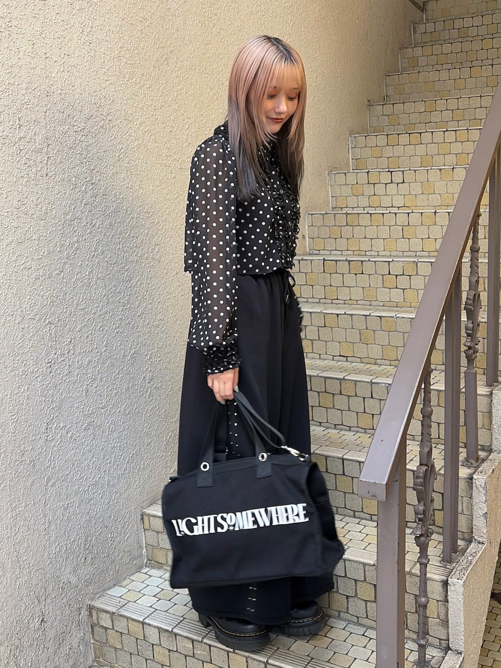 ブラック系のシャツ/ブラウス、ブラック系のスウェットパンツ、ブラック系のボストンバッグを着用したレディースの春コーディネートの2枚目の写真