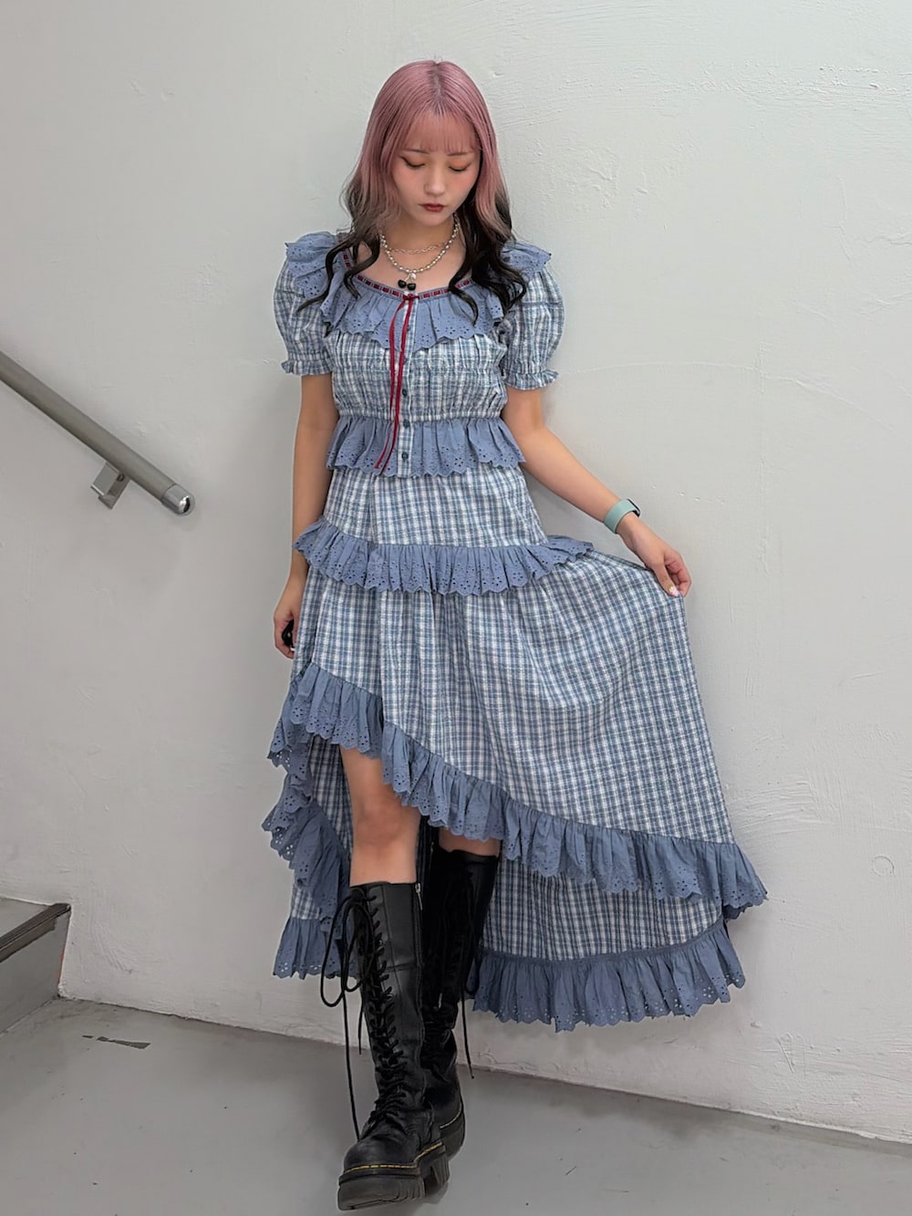 ブルー系のシャツ/ブラウス、ブルー系のスカート、ブラック系のネックレスを着用したレディースの春コーディネートの4枚目の写真