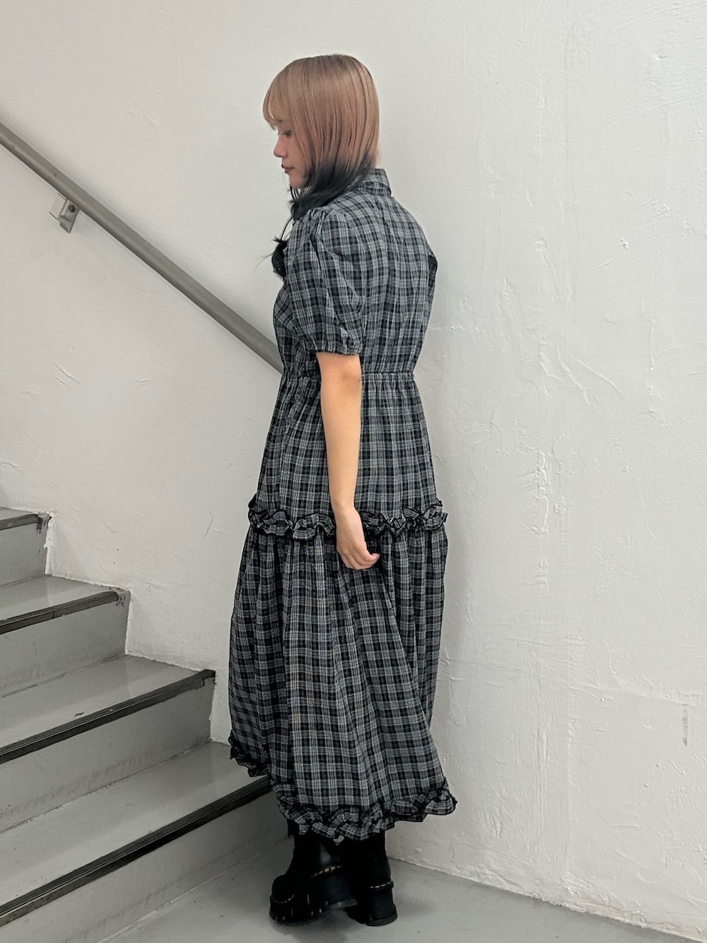 ブラック系のワンピース、ゴールド系のブレスレットを着用したレディースの夏コーディネートの3枚目の写真