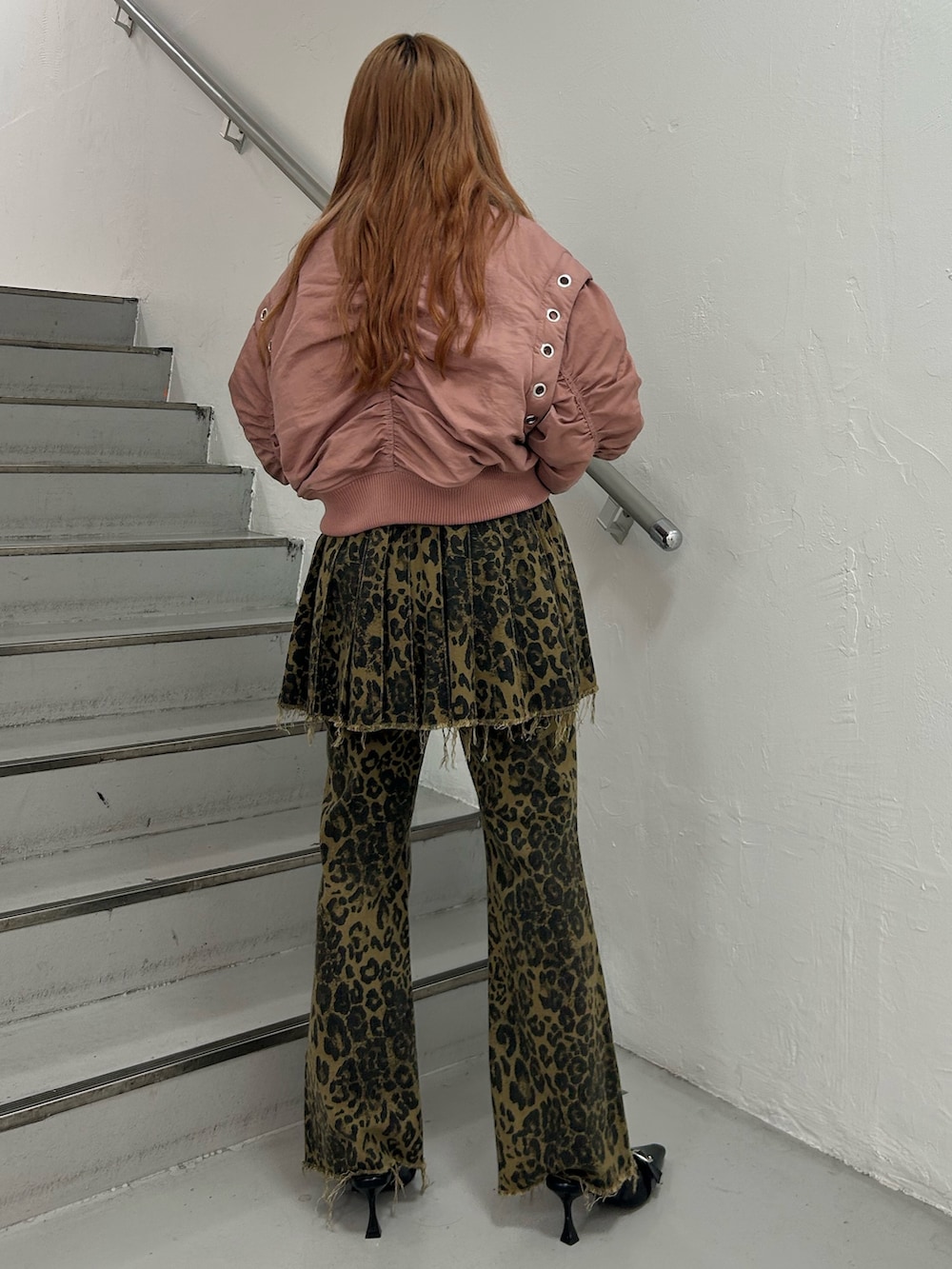 ピンク系のMA-1、ブラウン系のその他パンツ、ホワイト系のTシャツ/カットソーを着用したレディースの秋コーディネートの3枚目の写真