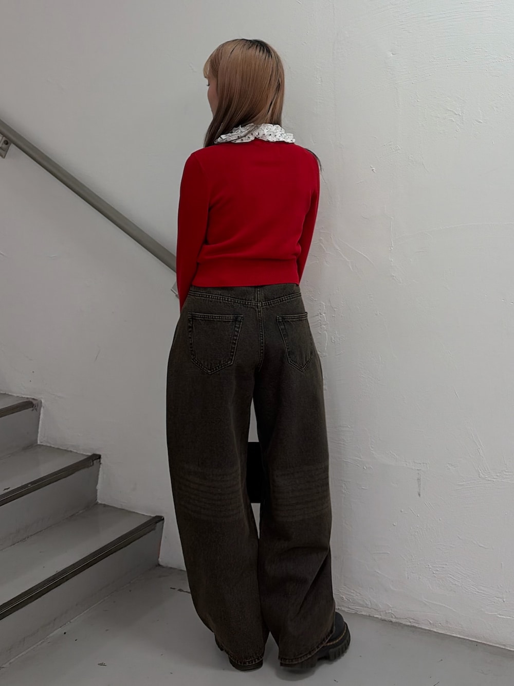 レッド系のカーディガン/ボレロ、ホワイト系のシャツ/ブラウス、ブラック系のデニムパンツを着用したレディースの春コーディネートの3枚目の写真