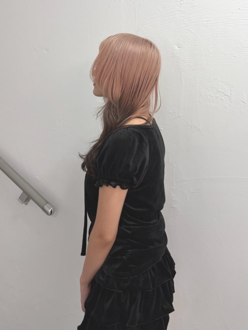 ブラック系のハンドバッグ、ブラック系のTシャツ/カットソー、ブラック系のスカートを着用したレディースの夏コーディネートの7枚目の写真