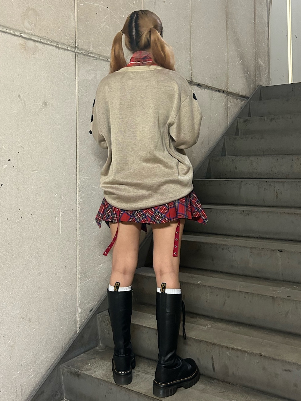 ホワイト系のニット/セーター、レッド系のスカート、レッド系のTシャツ/カットソーを着用したレディースの秋コーディネートの3枚目の写真