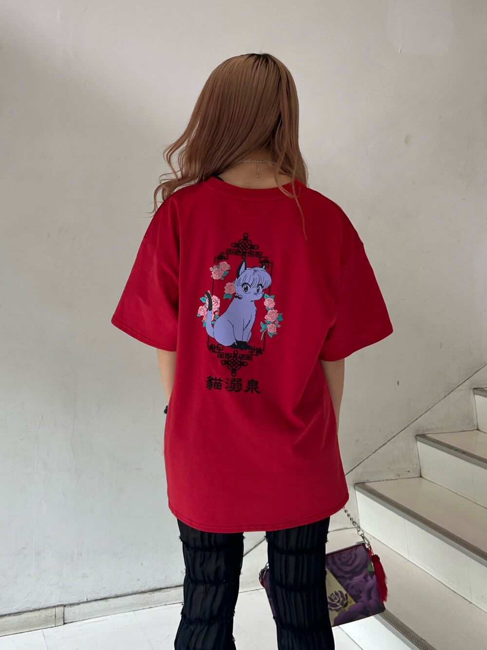 レッド系のTシャツ/カットソー、レッド系のハンドバッグ、ブラック系のその他パンツを着用したレディースの夏コーディネートの6枚目の写真