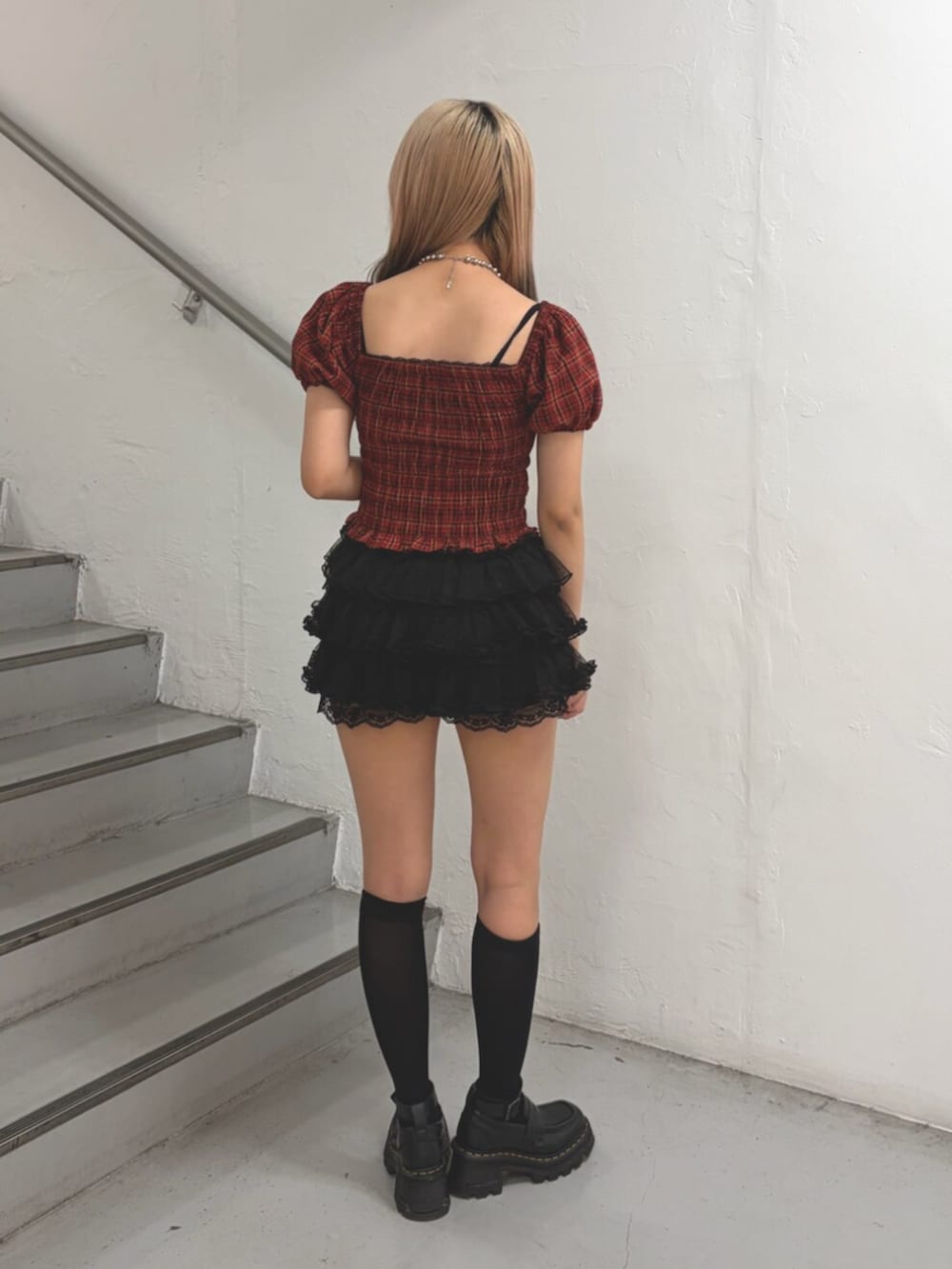 レッド系のシャツ/ブラウス、ブラック系のその他パンツ、ブラック系のネックレスを着用したレディースの夏コーディネートの3枚目の写真