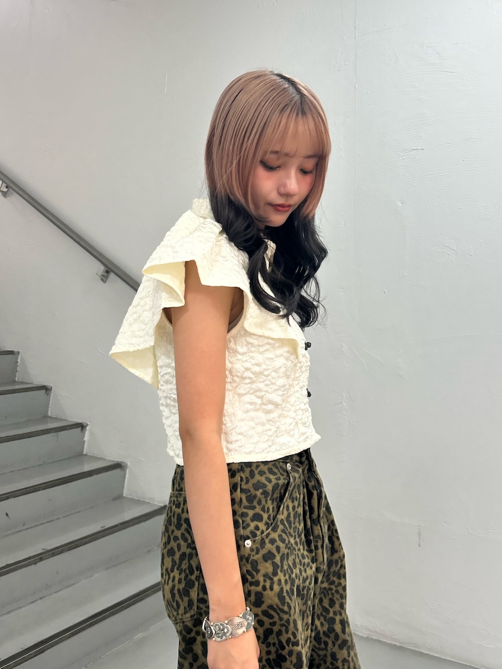 ホワイト系のシャツ/ブラウス、ブラウン系のその他パンツ、シルバー系のブレスレットを着用したレディースの夏コーディネートの5枚目の写真