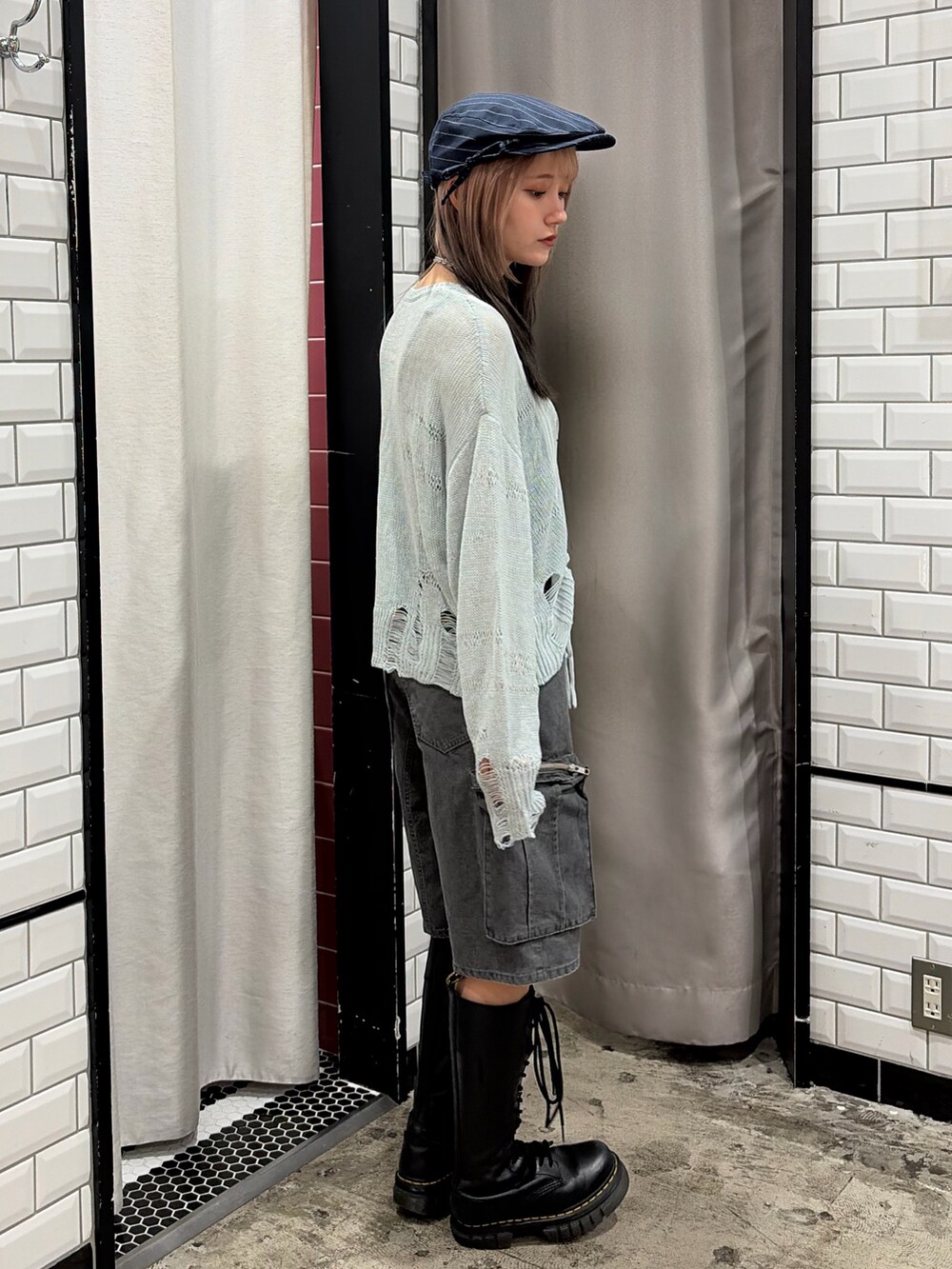 ブルー系のニット/セーター、ブラック系のカーゴパンツ、ブルー系のハンチング/ベレー帽を着用したレディースの冬コーディネートの3枚目の写真