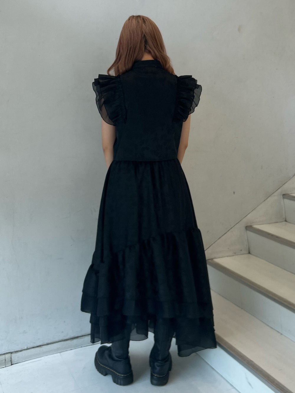 ブラック系のシャツ/ブラウス、ブラック系のスカート、シルバー系のブレスレットを着用したレディースの春コーディネートの3枚目の写真