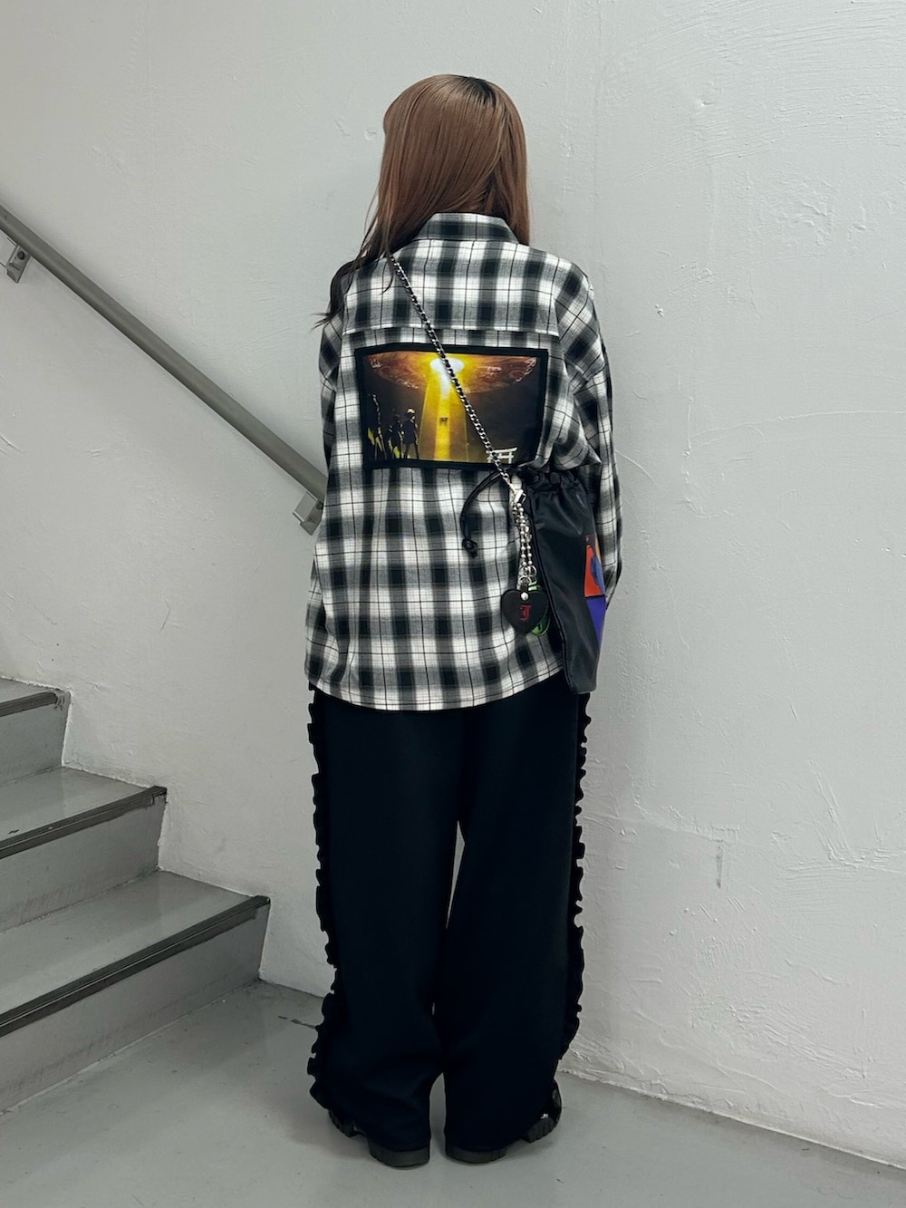 ブラック系のシャツ/ブラウス、ブラック系のトートバッグ、ブラック系のその他パンツを着用したレディースの秋コーディネートの4枚目の写真