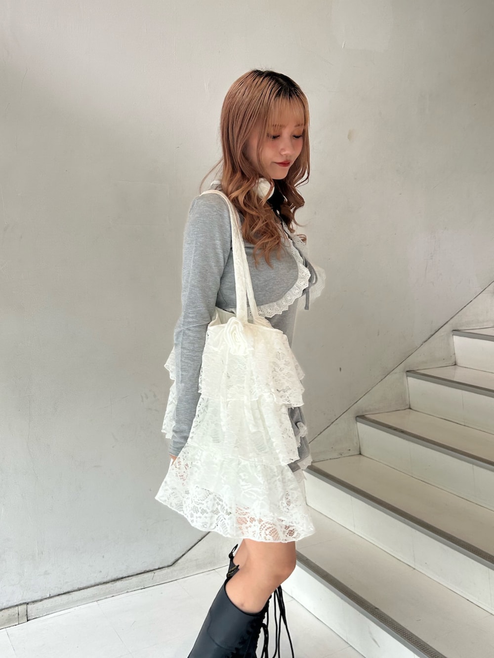 グレー系のワンピース、ホワイト系のトートバッグ、ホワイト系のチョーカーを着用したレディースの春コーディネートの6枚目の写真