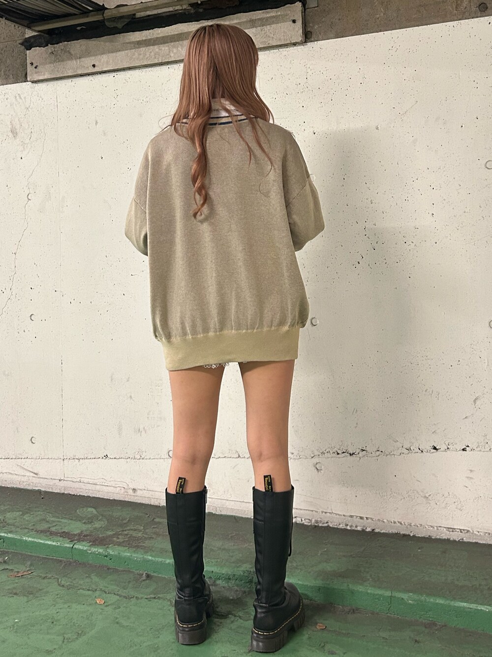 ホワイト系のニット/セーター、ホワイト系のシャツ/ブラウス、ホワイト系のその他パンツを着用したレディースの冬コーディネートの3枚目の写真