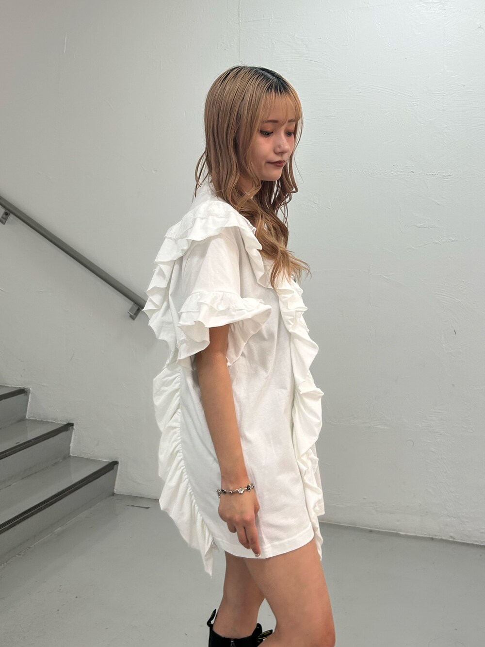 ホワイト系のTシャツ/カットソー、シルバー系のネックレス、シルバー系のブレスレットを着用したレディースの夏コーディネートの5枚目の写真