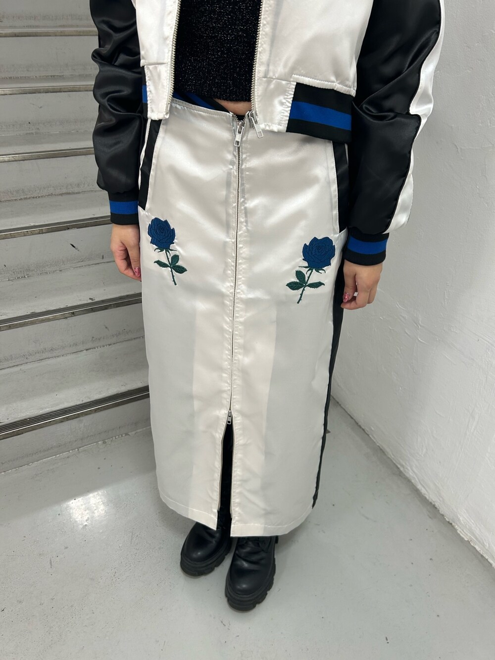 ホワイト系のスカジャン、ブラック系のニット/セーター、ホワイト系のスカートを着用したレディースの春コーディネートの8枚目の写真