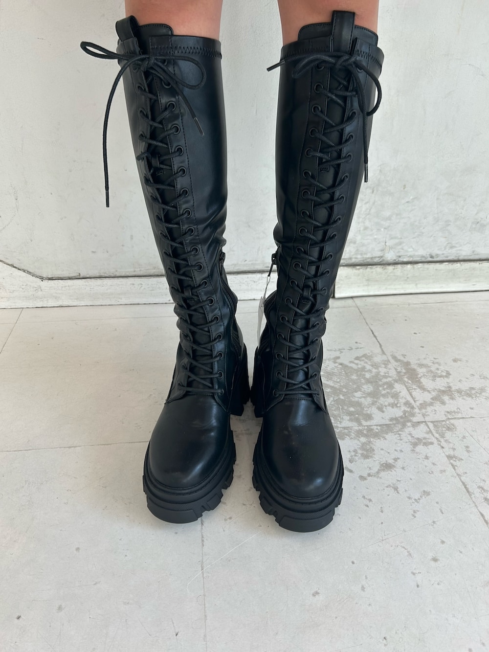 ピンク系のワンピース、ブラック系のブーツ、シルバー系のTシャツ/カットソーを着用したレディースの夏コーディネートの7枚目の写真