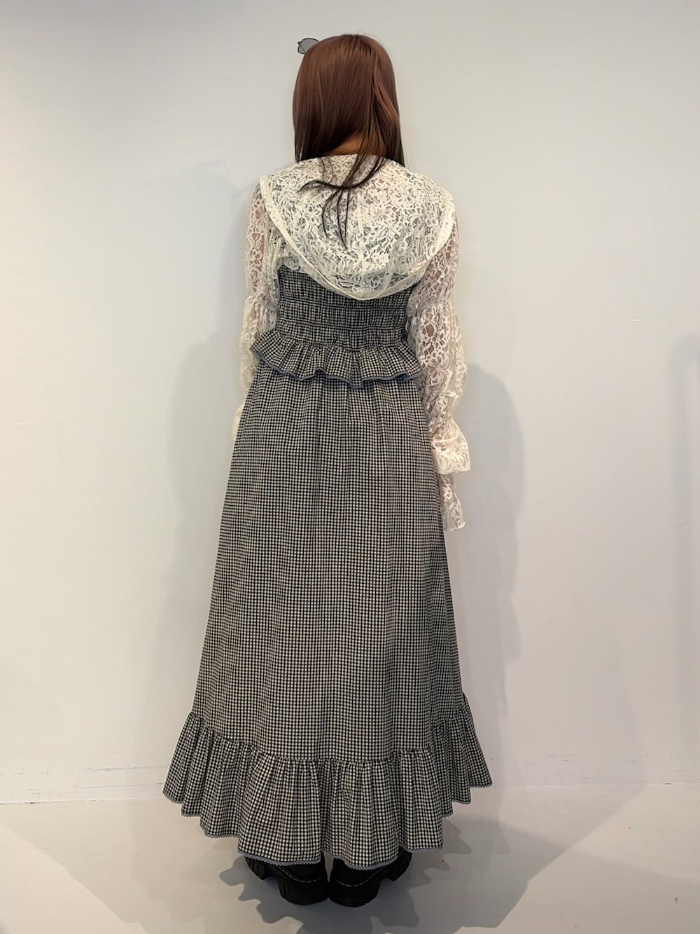 ホワイト系のカーディガン/ボレロ、ブラック系のワンピースを着用したレディースの春コーディネートの3枚目の写真