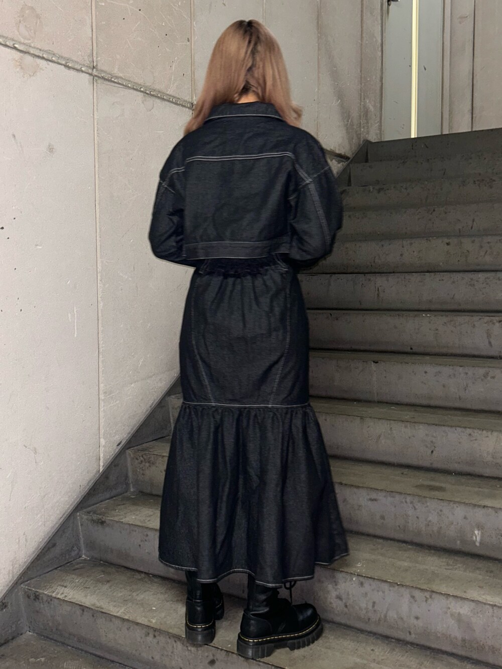 ブラック系のワンピース、ホワイト系のニット/セーター、ホワイト系のチョーカーを着用したレディースの冬コーディネートの3枚目の写真