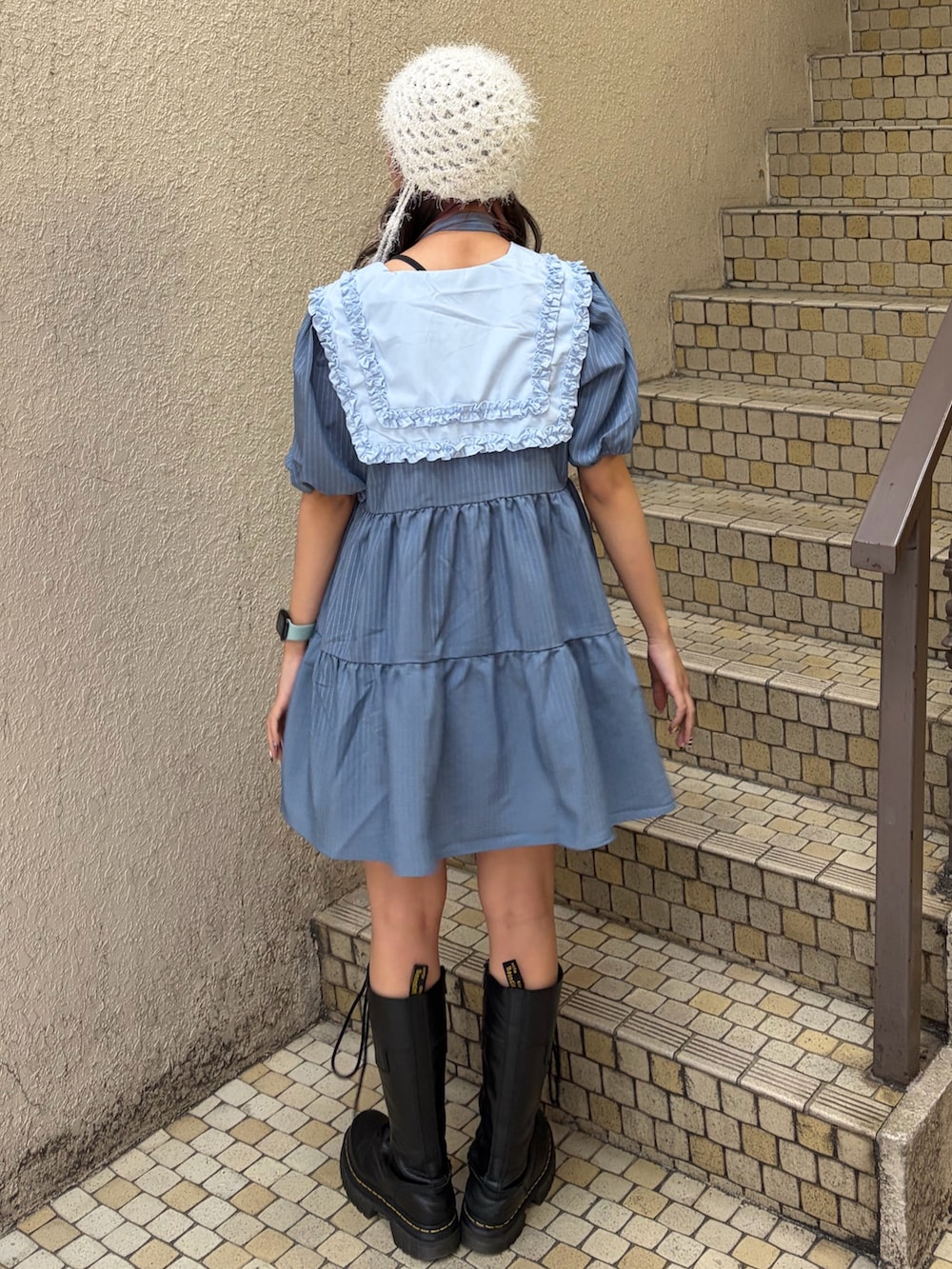 ブルー系のワンピース、ホワイト系のニットキャップ/ビーニーを着用したレディースの春コーディネートの3枚目の写真
