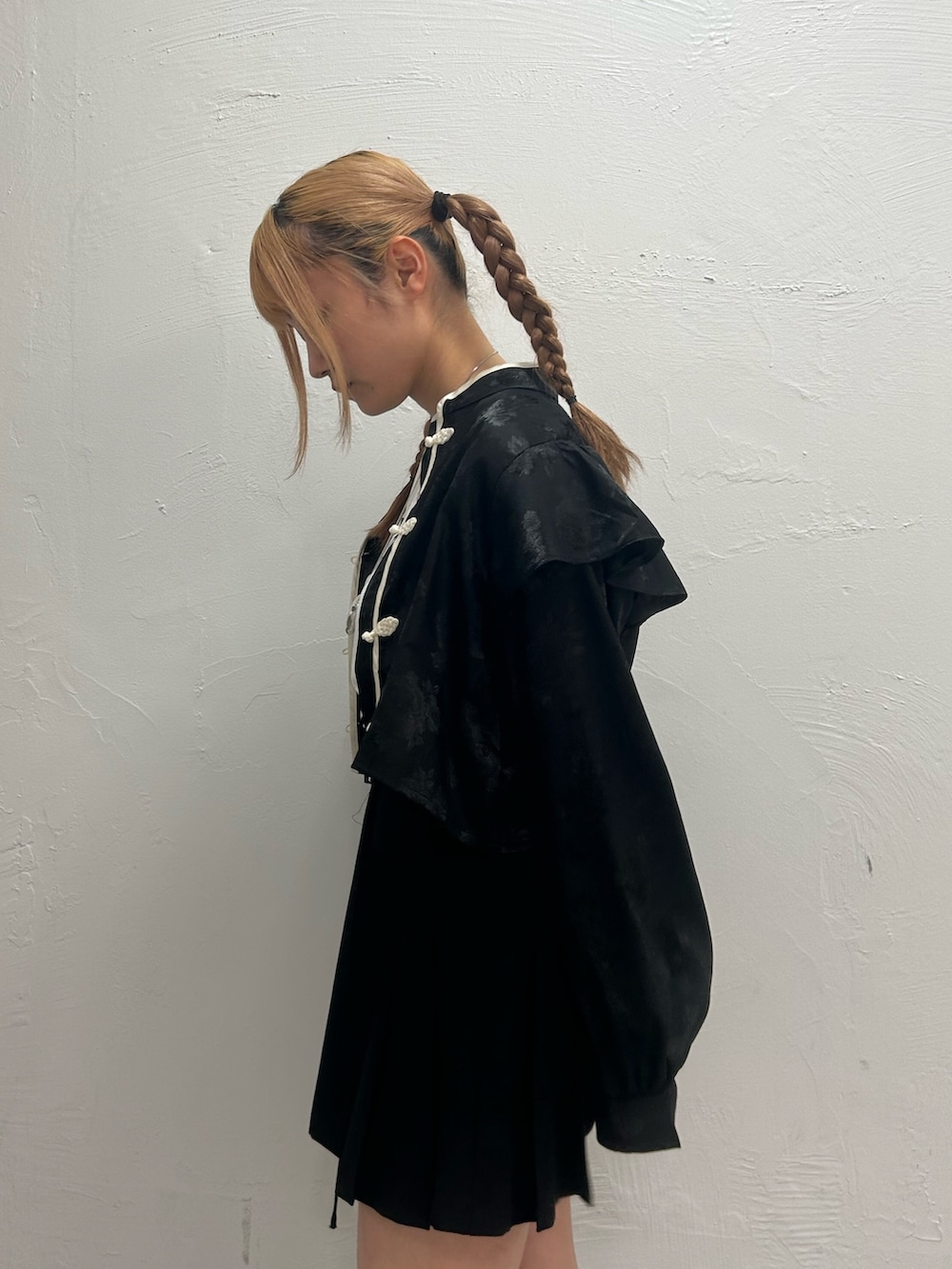 ブラック系のスカート、ブラック系のシャツ/ブラウス、ホワイト系のTシャツ/カットソーを着用したレディースの春コーディネートの5枚目の写真