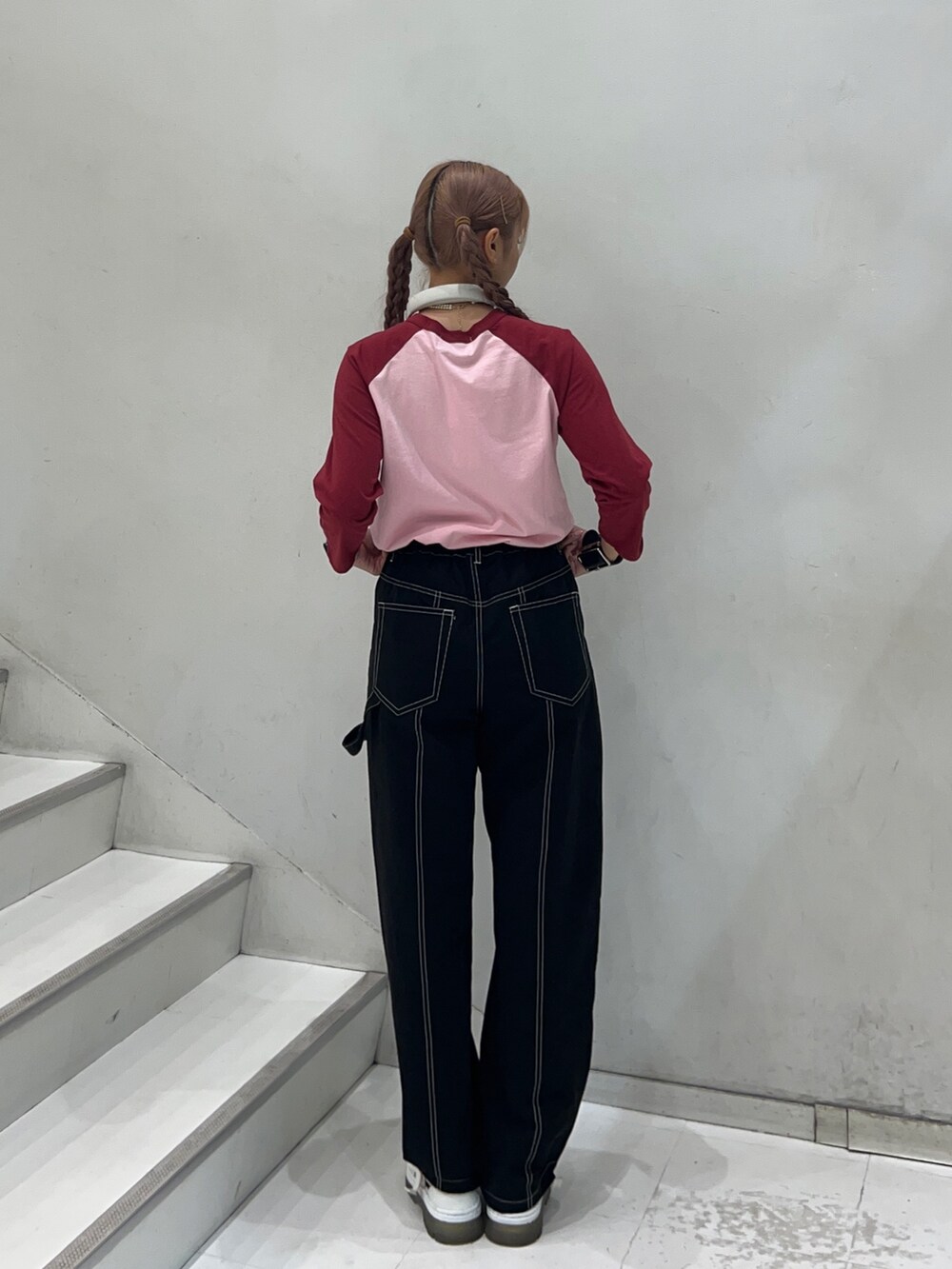ブラック系のその他パンツ、ピンク系のTシャツ/カットソー、ホワイト系のサンダルを着用したレディースの夏コーディネートの3枚目の写真