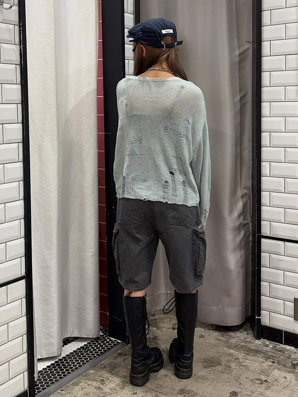 ブルー系のニット/セーター、ブラック系のカーゴパンツ、ブルー系のハンチング/ベレー帽を着用したレディースの冬コーディネートの4枚目の写真