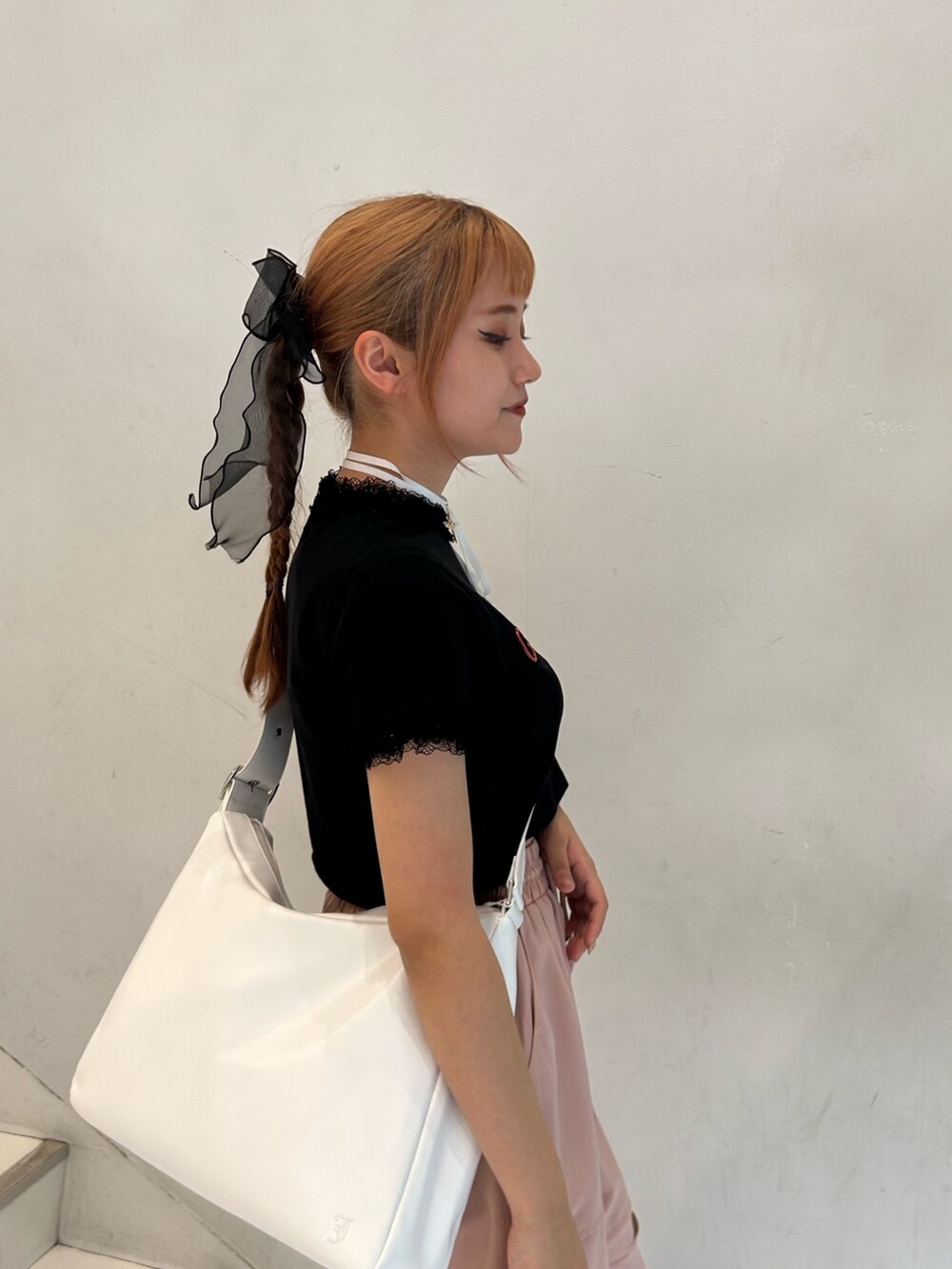 ブラック系のTシャツ/カットソー、ピンク系のその他パンツ、ブラック系のサンダルを着用したレディースの春コーディネートの5枚目の写真