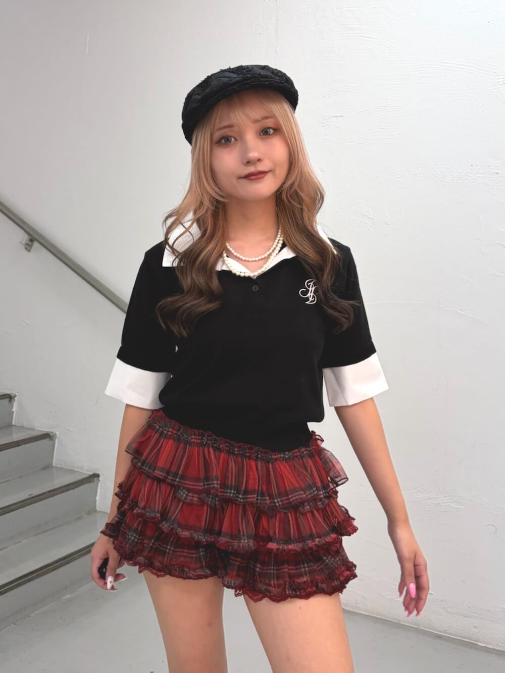 レッド系のその他パンツ、ブラック系のニット/セーター、ブラック系のハンチング/ベレー帽を着用したレディースの夏コーディネートの5枚目の写真