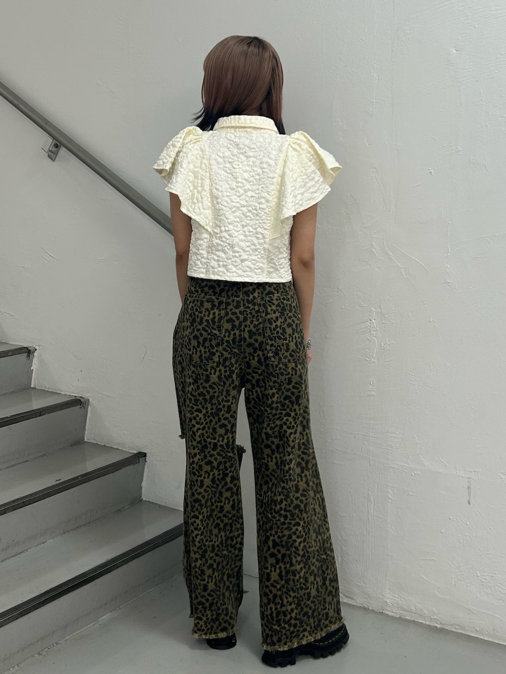 ホワイト系のシャツ/ブラウス、ブラウン系のその他パンツ、シルバー系のブレスレットを着用したレディースの夏コーディネートの3枚目の写真