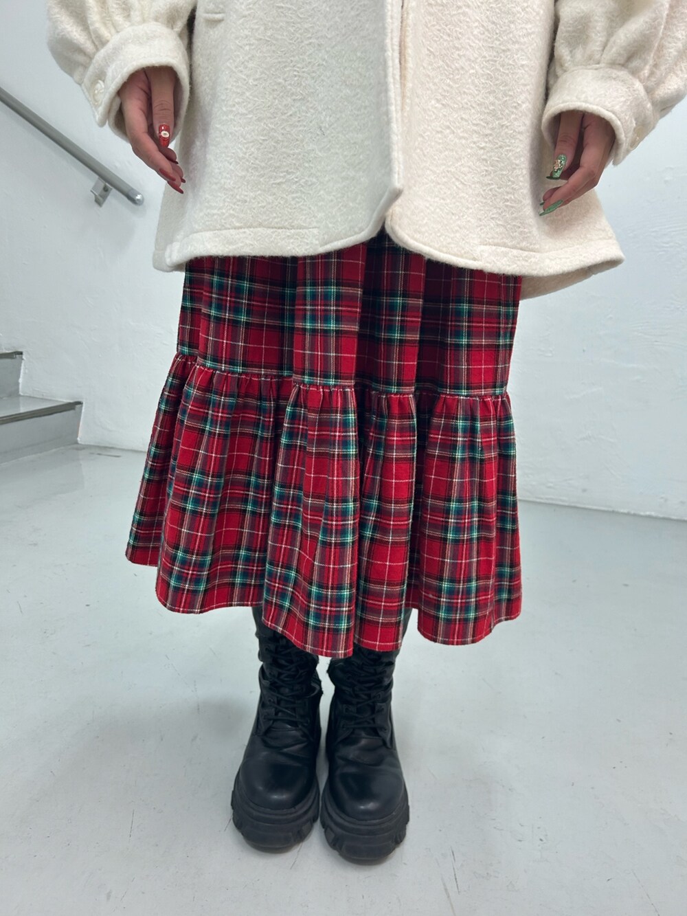 レッド系のワンピース、ホワイト系のその他アウター、ブラック系のバレッタ/ヘアクリップを着用したレディースの冬コーディネートの9枚目の写真