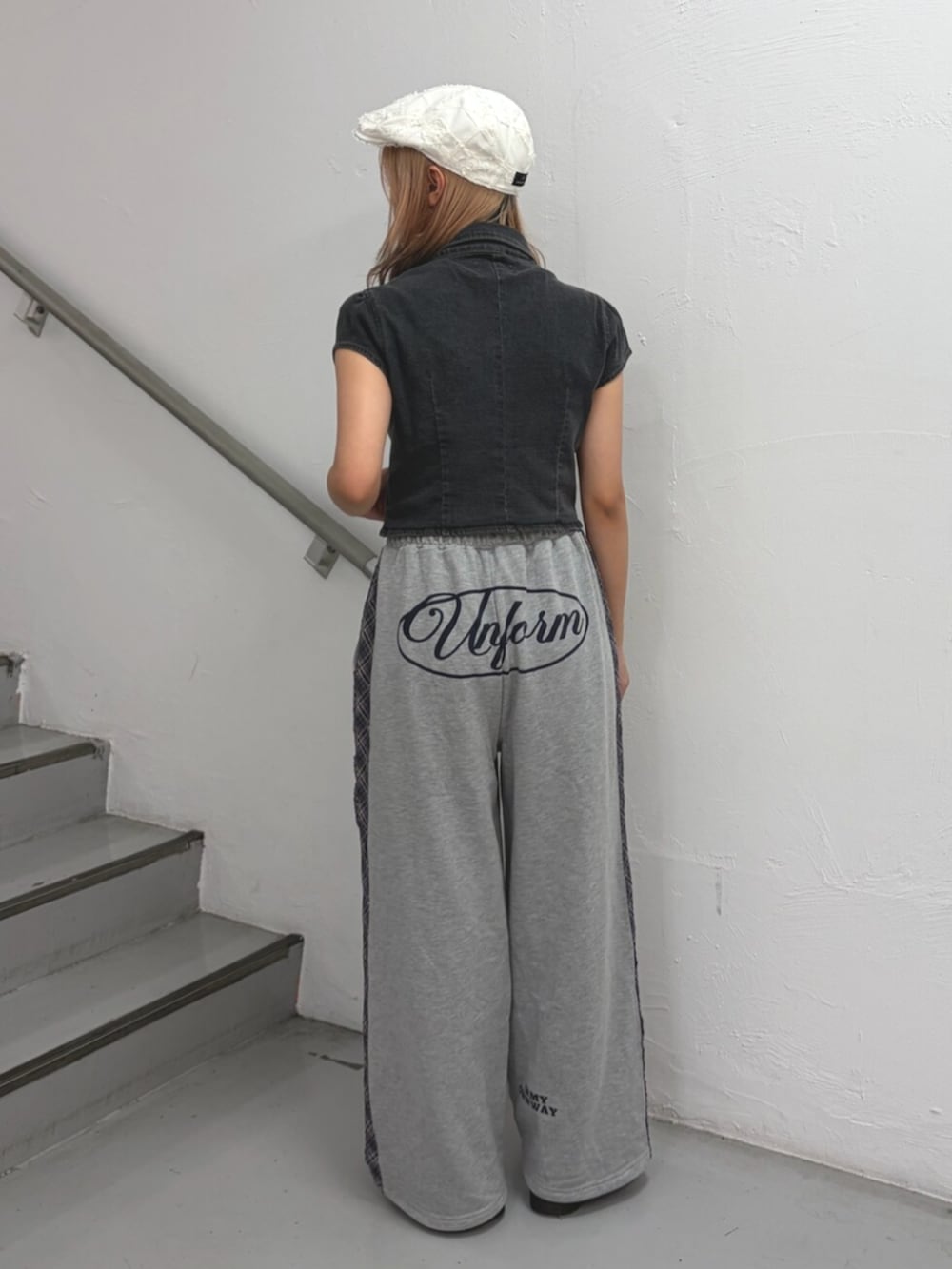ブラック系のシャツ/ブラウス、グレー系のその他パンツ、ホワイト系のハンチング/ベレー帽を着用したレディースの夏コーディネートの3枚目の写真