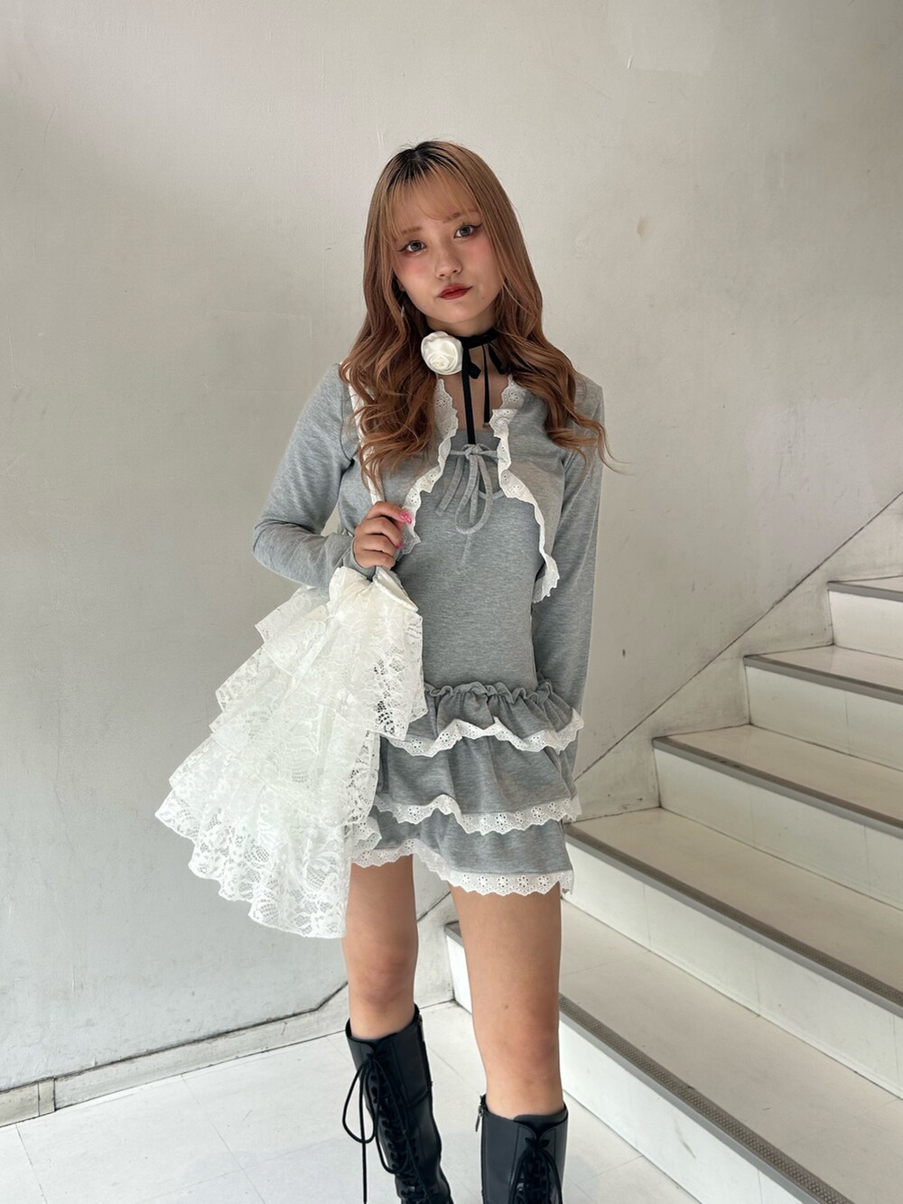 グレー系のワンピース、ホワイト系のトートバッグ、ホワイト系のチョーカーを着用したレディースの春コーディネートの5枚目の写真