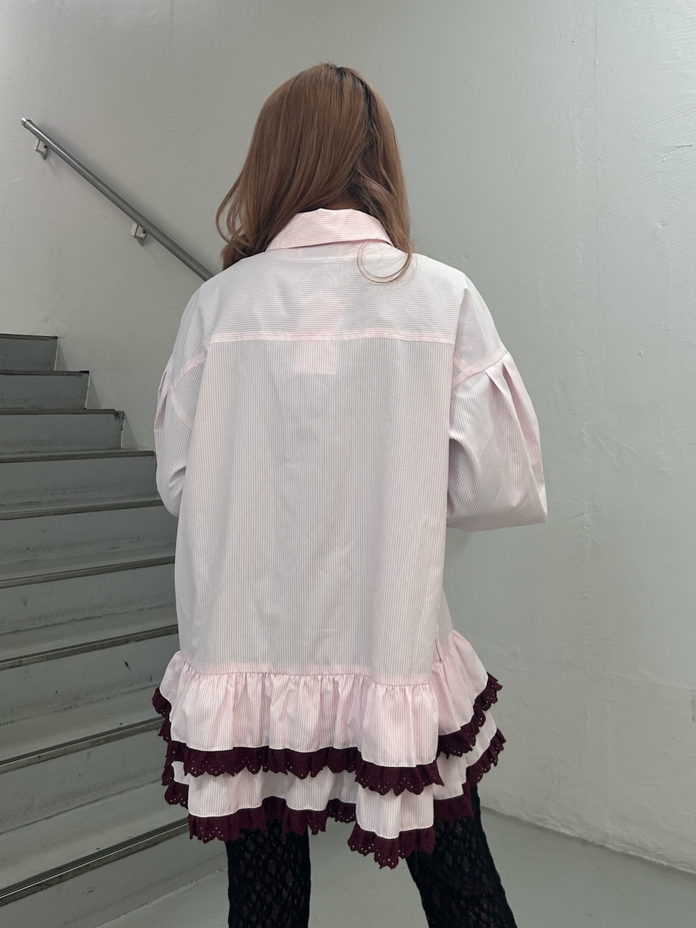 ピンク系のシャツ/ブラウス、ブラック系のその他パンツ、シルバー系のネックレスを着用したレディースの冬コーディネートの6枚目の写真