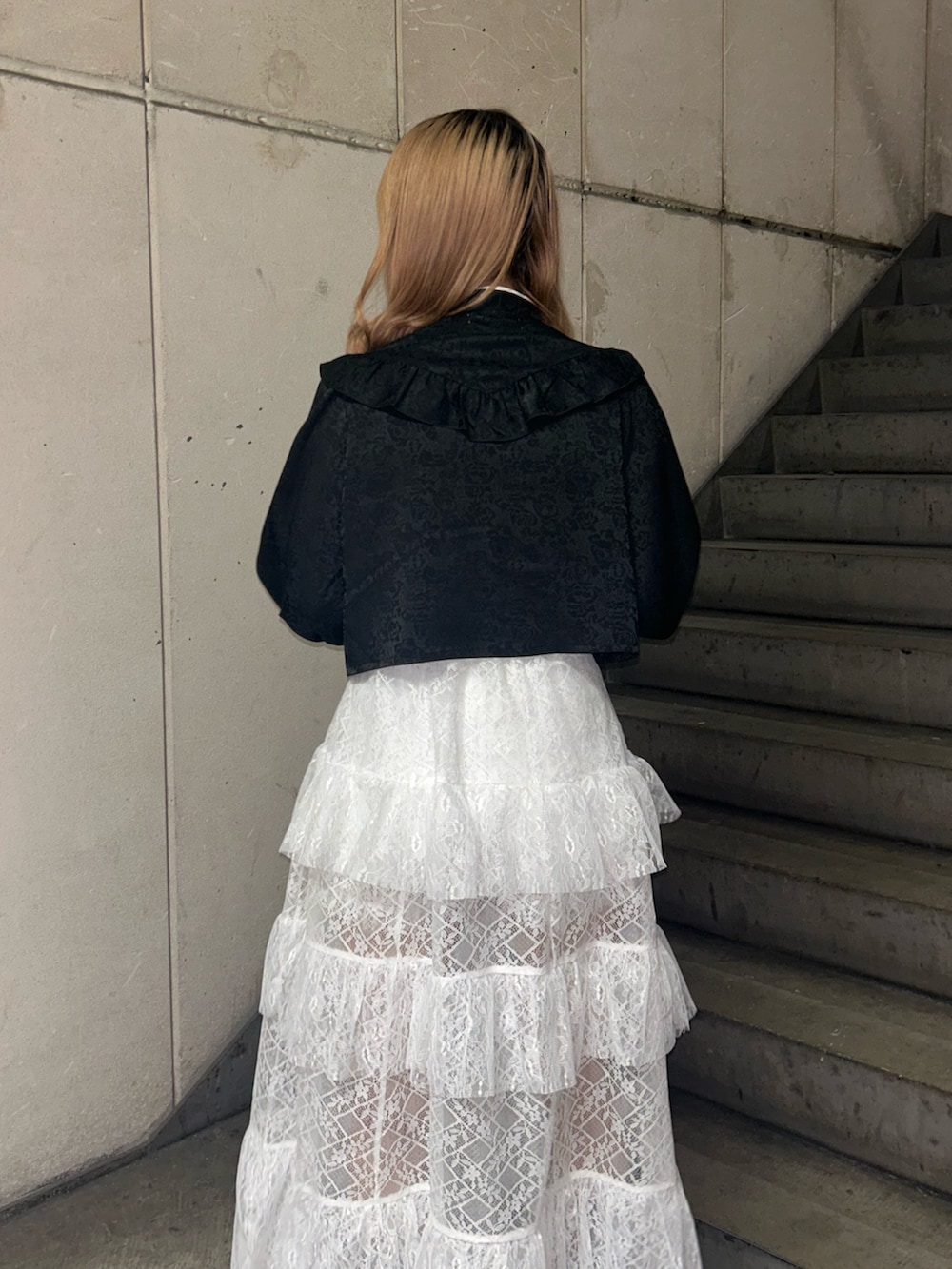 ブラック系のシャツ/ブラウス、ホワイト系のワンピース、ホワイト系のその他パンツを着用したレディースの春コーディネートの6枚目の写真