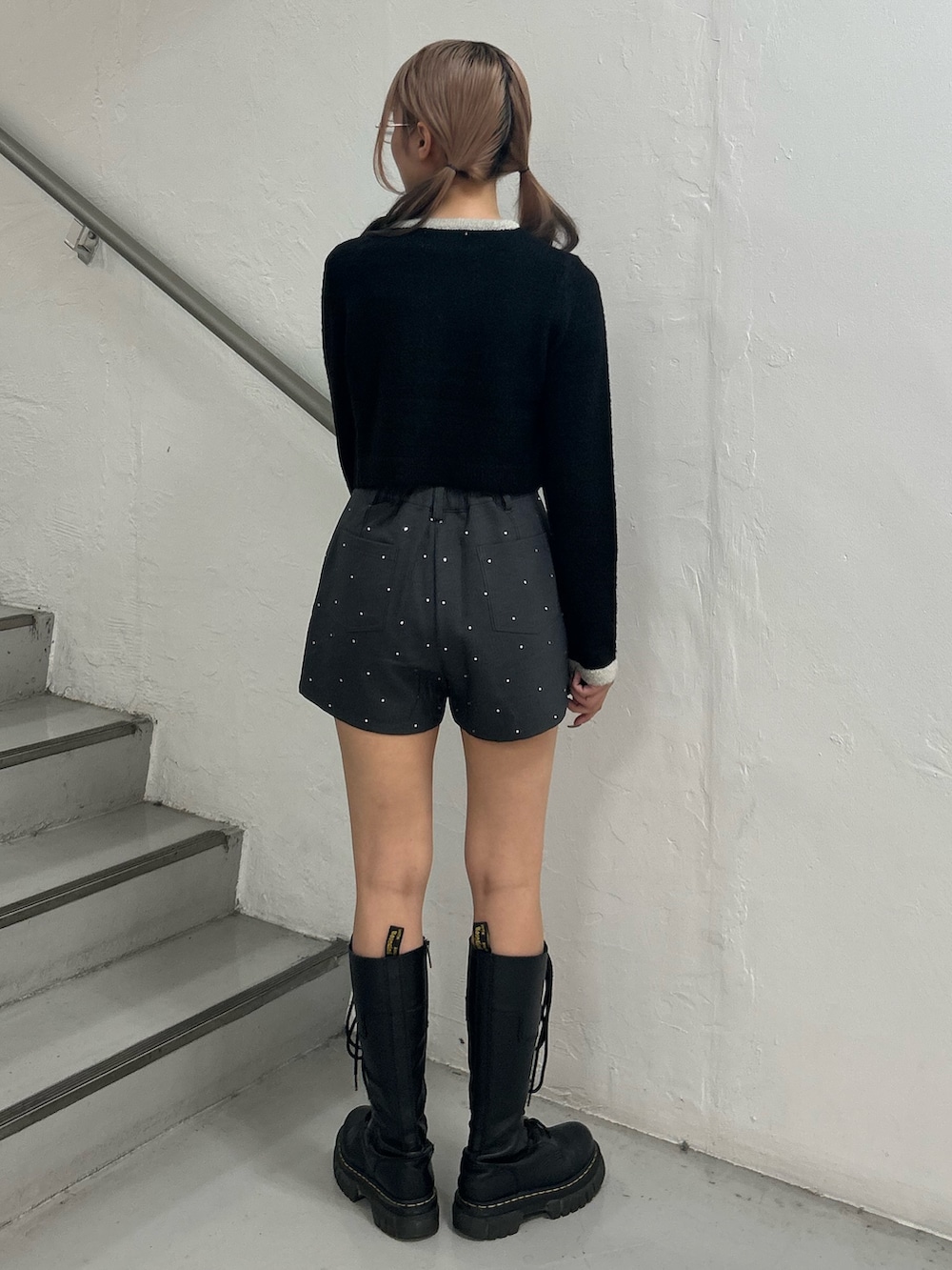 ブラック系のカーディガン/ボレロ、グレー系のその他パンツ、シルバー系のメガネを着用したレディースの秋コーディネートの4枚目の写真