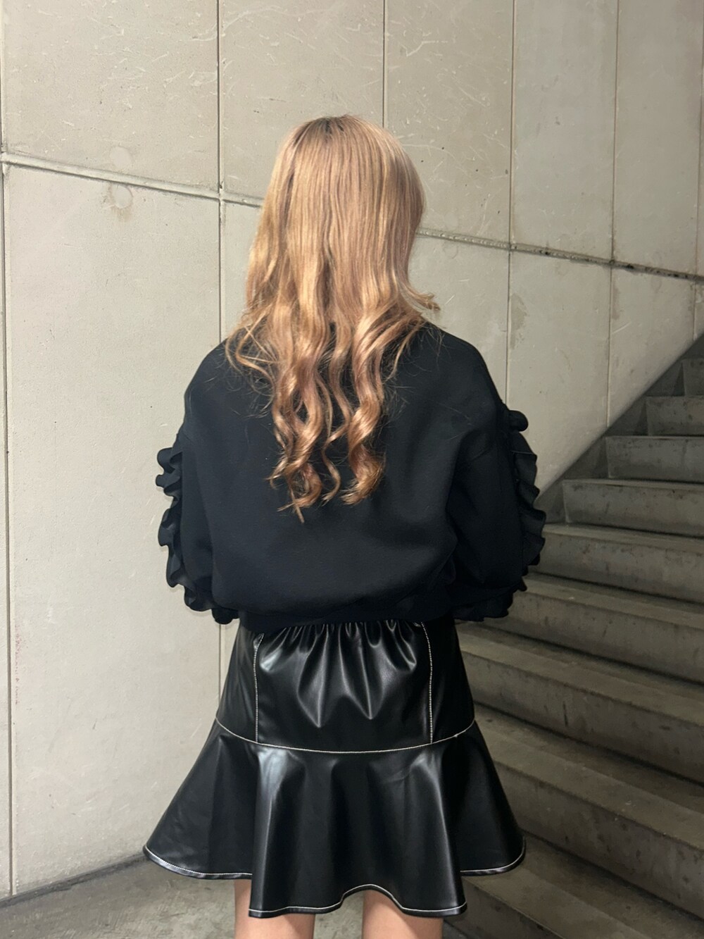 「jouetieのラインストーンフリルプルオーバー（スウェット、ブラック系）」を使った、HONOKAさん（レディース・157cm）の冬コーディネートの6枚目の写真
