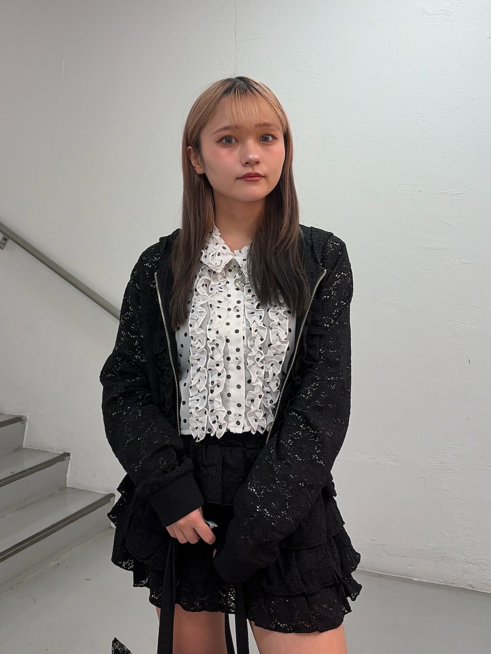 ホワイト系のシャツ/ブラウス、ブラック系のパーカー、ブラック系のスカートを着用したレディースの春コーディネートの5枚目の写真