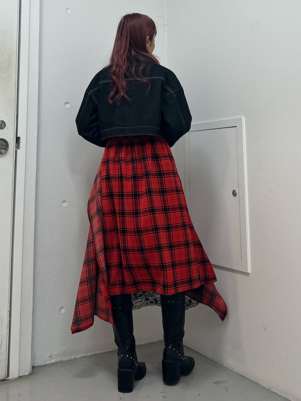 ブラック系のワンピース、レッド系のスカート、ブラック系のTシャツ/カットソーを着用したレディースの春コーディネートの4枚目の写真