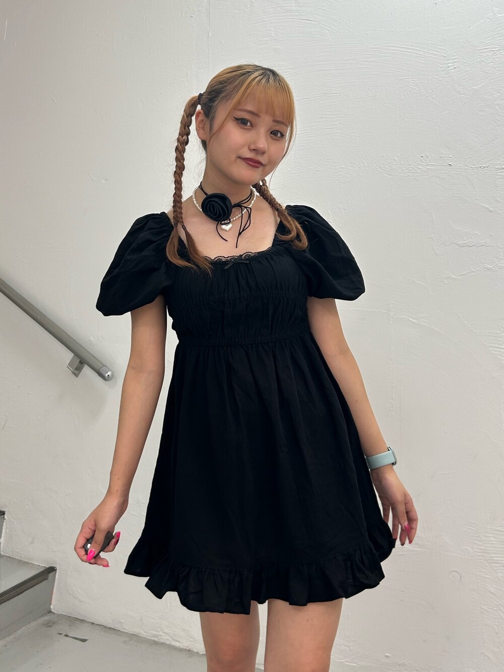 ブラック系のワンピース、ブラック系のサンダル、ブラック系のチョーカーを着用したレディースの夏コーディネートの4枚目の写真