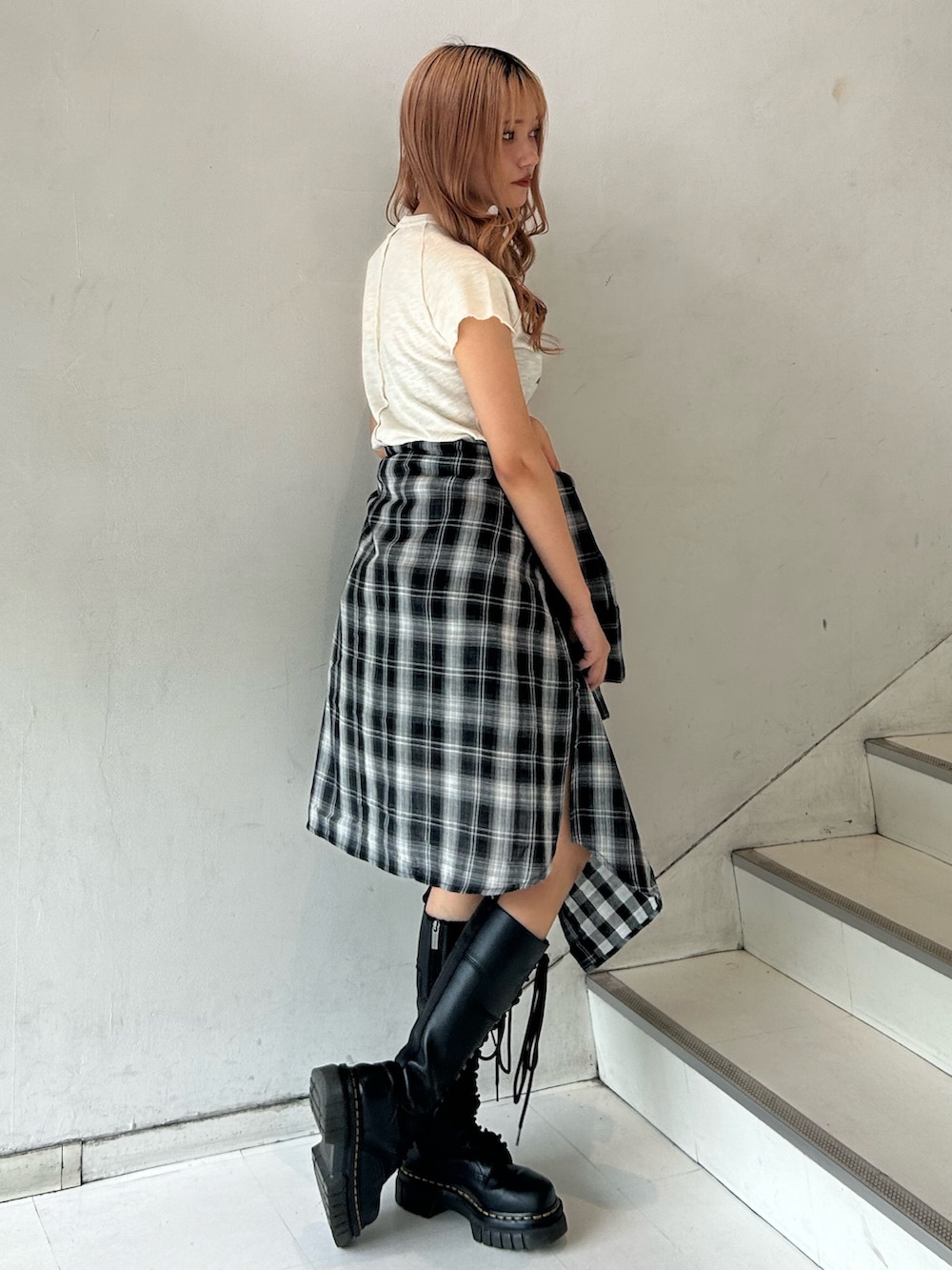 ホワイト系のTシャツ/カットソー、ブラック系のシャツ/ブラウス、ブルー系のスカートを着用したレディースの夏コーディネートの2枚目の写真