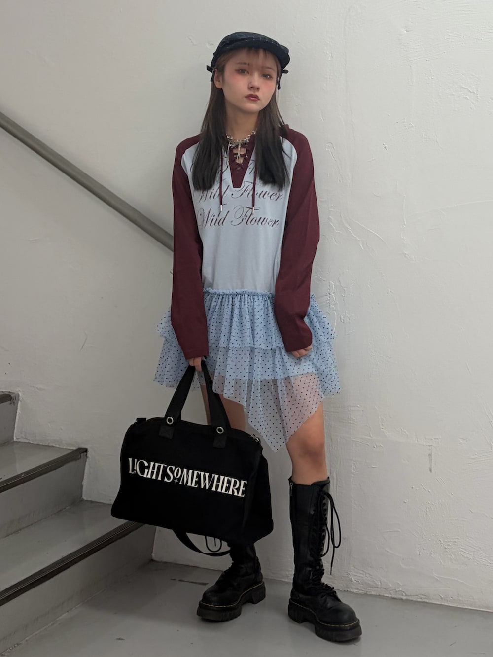 ブルー系のワンピース、ブラック系のボストンバッグ、グレー系のハンチング/ベレー帽を着用したレディースの冬コーディネートの2枚目の写真