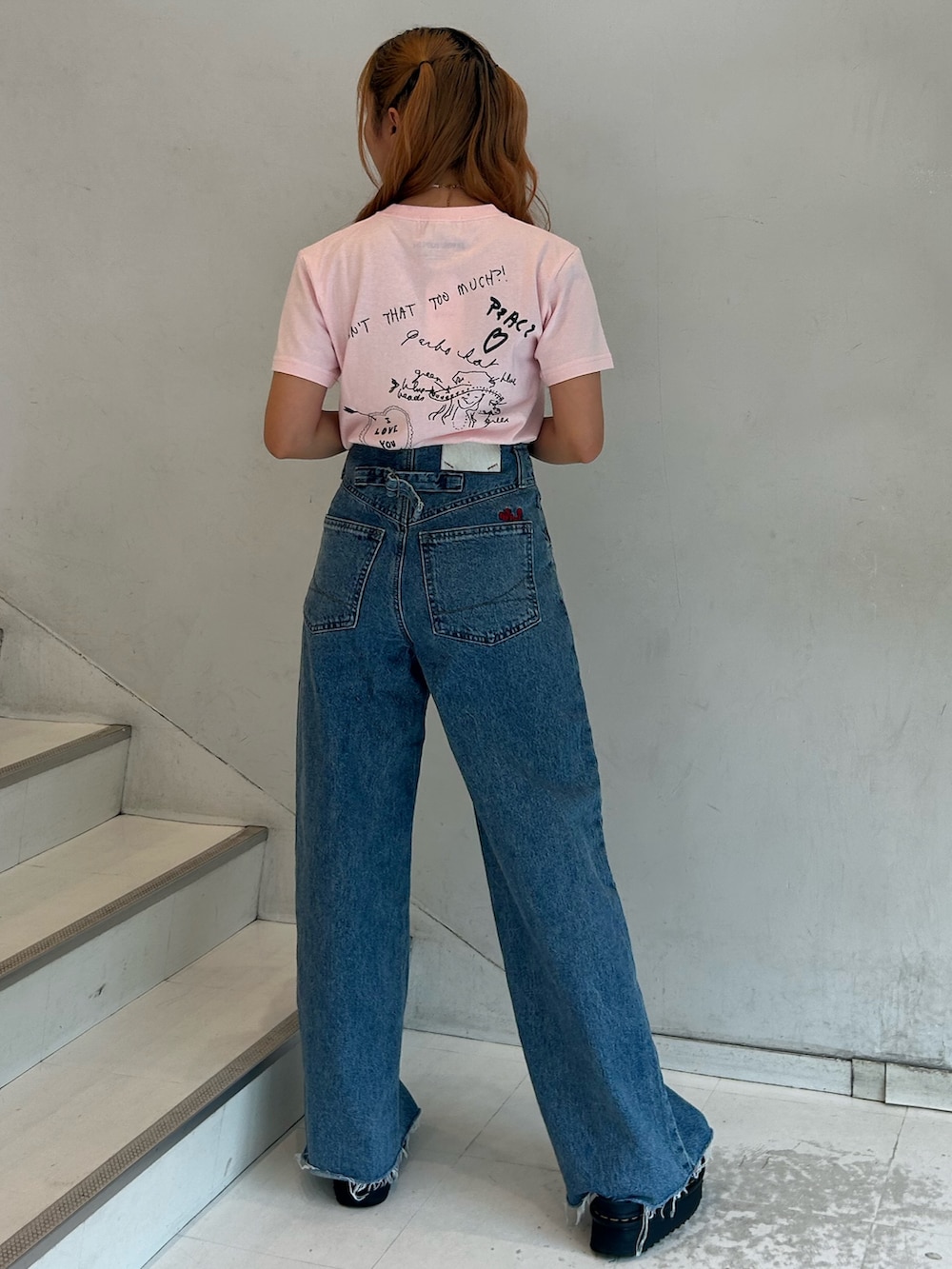 ピンク系のTシャツ/カットソー、ブルー系のデニムパンツ、ホワイト系のネックレスを着用したレディースの夏コーディネートの3枚目の写真