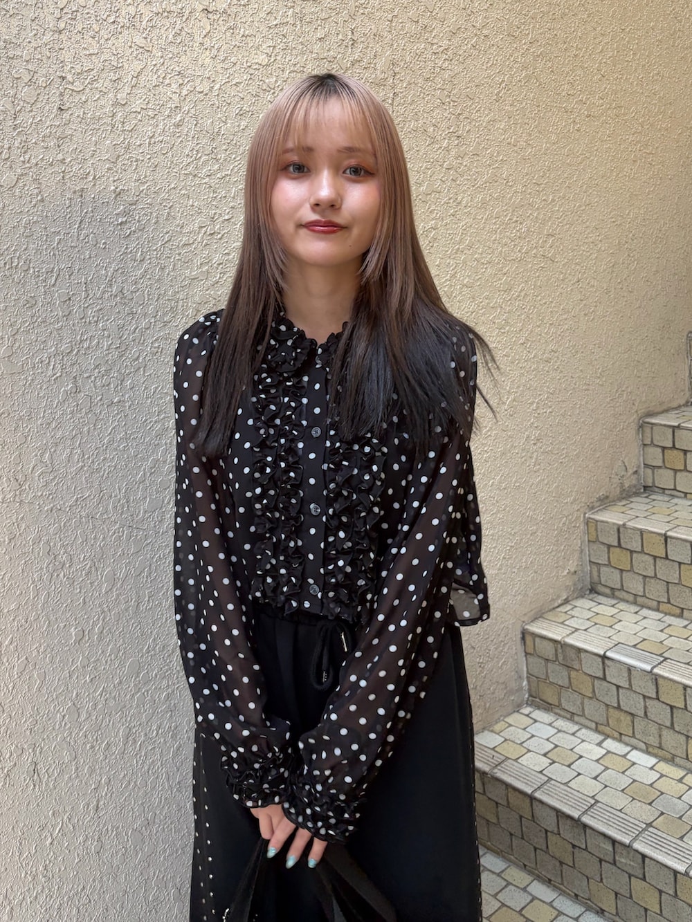 ブラック系のシャツ/ブラウス、ブラック系のスウェットパンツ、ブラック系のボストンバッグを着用したレディースの春コーディネートの5枚目の写真